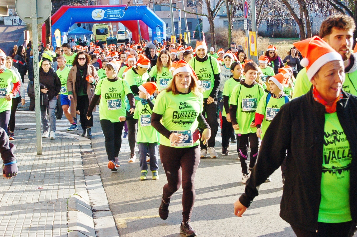 La Cursa Solidària Vicente Ferrer de Terrassa ha celebrat la sisena edició fent pinya amb el projecte +Barris. Aquest 2025, dues de les iniciatives esportives que més ressò tenen per la seva visió social i comunitària han decidit unir forces per arribar a molta més gent. L'esdeveniment ha tingut lloc aquest diumenge dia 21 de desembre, a les 10 del matí, amb punt de sortida i arribada a la plaça Vicente Ferrer de Terrassa | Ramon Navarro