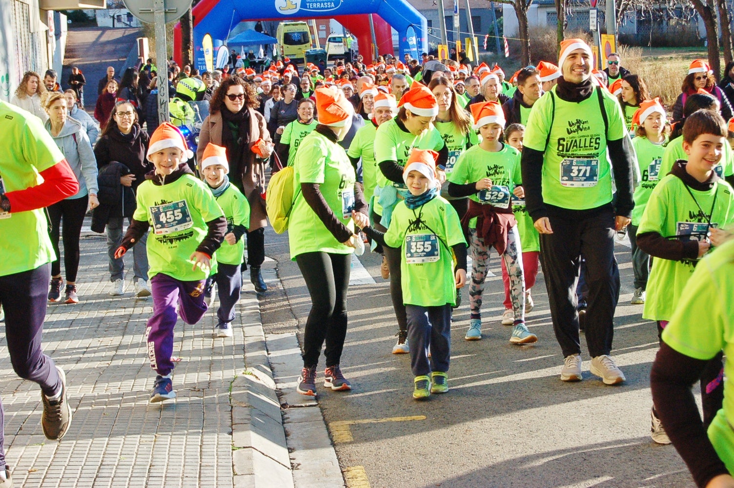 La Cursa Solidària Vicente Ferrer de Terrassa ha celebrat la sisena edició fent pinya amb el projecte +Barris. Aquest 2025, dues de les iniciatives esportives que més ressò tenen per la seva visió social i comunitària han decidit unir forces per arribar a molta més gent. L'esdeveniment ha tingut lloc aquest diumenge dia 21 de desembre, a les 10 del matí, amb punt de sortida i arribada a la plaça Vicente Ferrer de Terrassa | Ramon Navarro