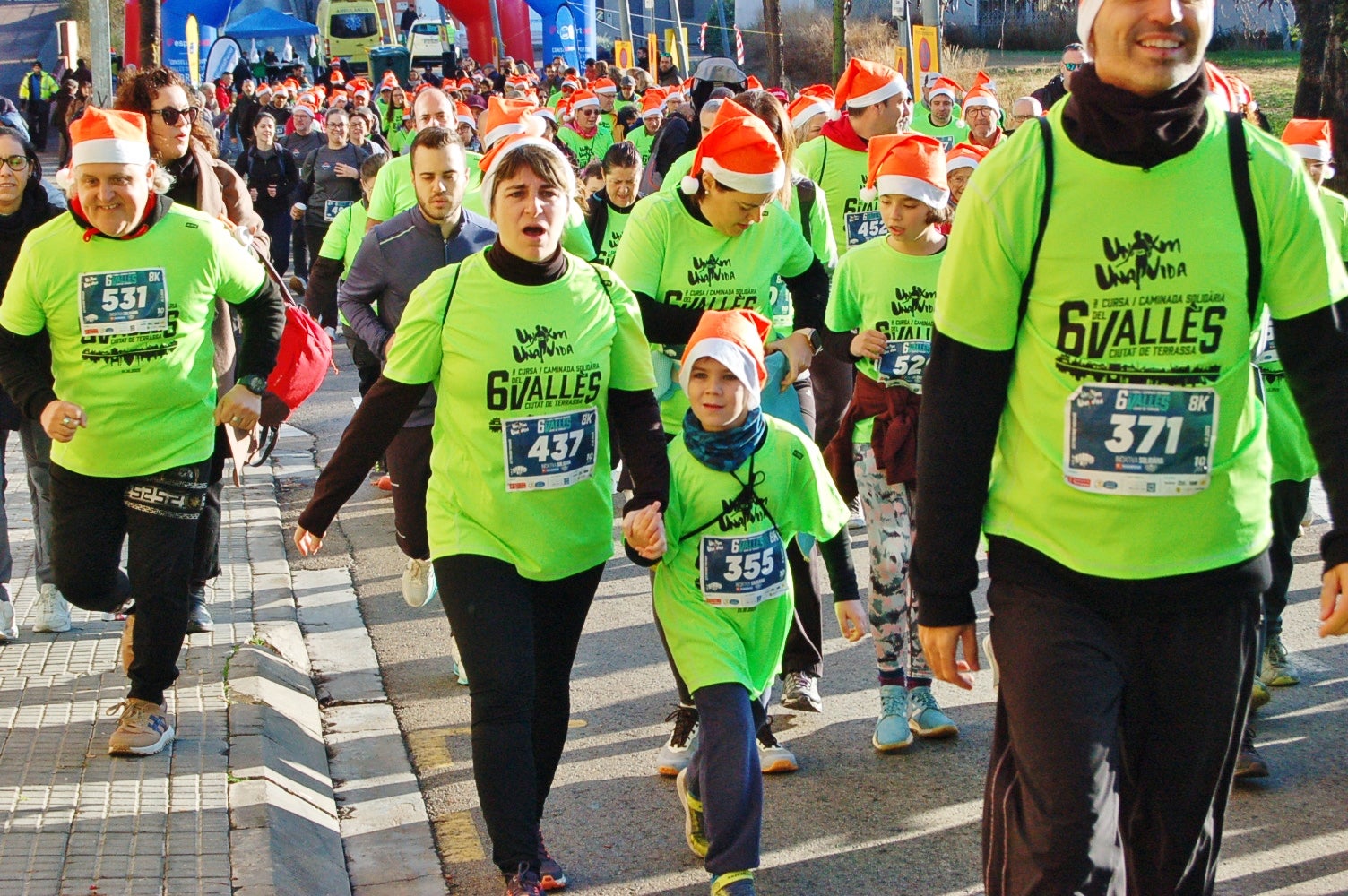 La Cursa Solidària Vicente Ferrer de Terrassa ha celebrat la sisena edició fent pinya amb el projecte +Barris. Aquest 2025, dues de les iniciatives esportives que més ressò tenen per la seva visió social i comunitària han decidit unir forces per arribar a molta més gent. L'esdeveniment ha tingut lloc aquest diumenge dia 21 de desembre, a les 10 del matí, amb punt de sortida i arribada a la plaça Vicente Ferrer de Terrassa | Ramon Navarro