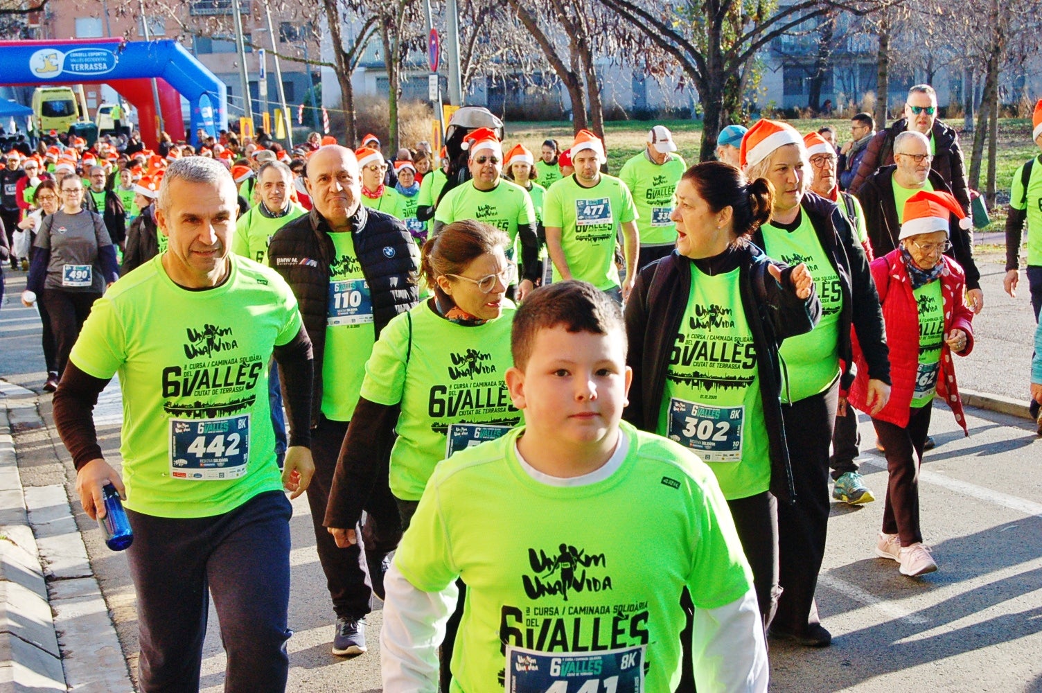 La Cursa Solidària Vicente Ferrer de Terrassa ha celebrat la sisena edició fent pinya amb el projecte +Barris. Aquest 2025, dues de les iniciatives esportives que més ressò tenen per la seva visió social i comunitària han decidit unir forces per arribar a molta més gent. L'esdeveniment ha tingut lloc aquest diumenge dia 21 de desembre, a les 10 del matí, amb punt de sortida i arribada a la plaça Vicente Ferrer de Terrassa | Ramon Navarro