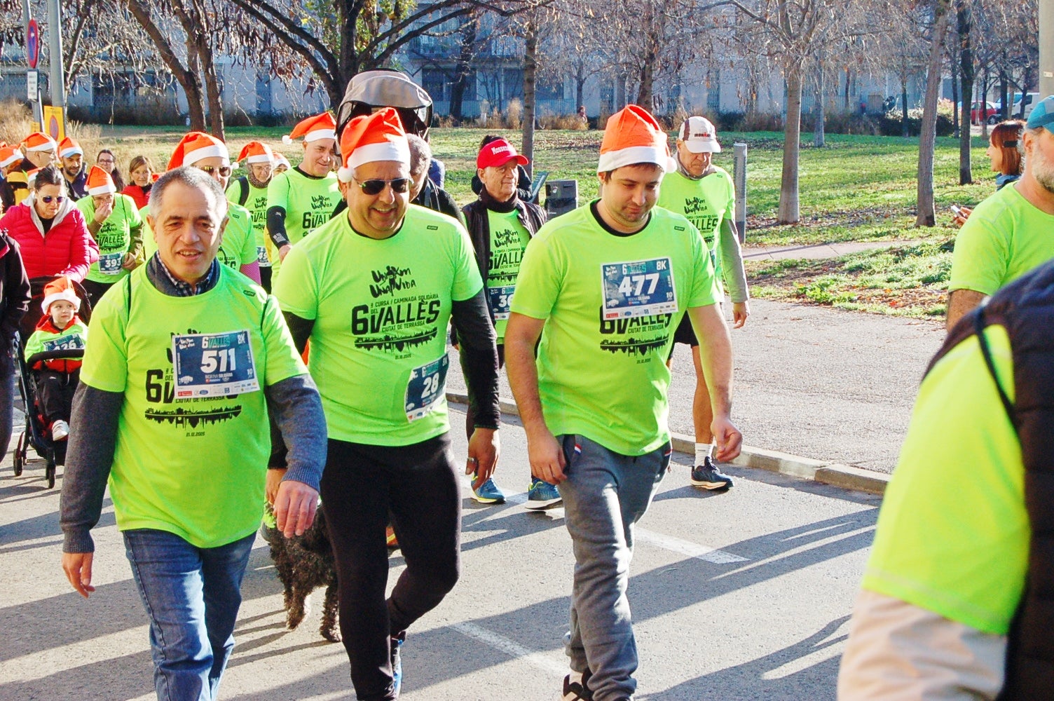 La Cursa Solidària Vicente Ferrer de Terrassa ha celebrat la sisena edició fent pinya amb el projecte +Barris. Aquest 2025, dues de les iniciatives esportives que més ressò tenen per la seva visió social i comunitària han decidit unir forces per arribar a molta més gent. L'esdeveniment ha tingut lloc aquest diumenge dia 21 de desembre, a les 10 del matí, amb punt de sortida i arribada a la plaça Vicente Ferrer de Terrassa | Ramon Navarro