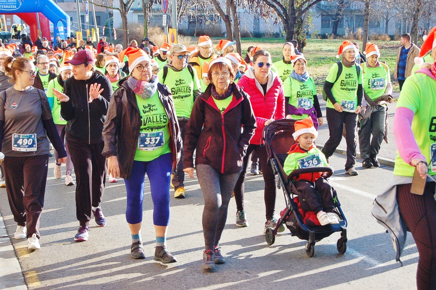 La Cursa Solidària Vicente Ferrer de Terrassa ha celebrat la sisena edició fent pinya amb el projecte +Barris. Aquest 2025, dues de les iniciatives esportives que més ressò tenen per la seva visió social i comunitària han decidit unir forces per arribar a molta més gent. L'esdeveniment ha tingut lloc aquest diumenge dia 21 de desembre, a les 10 del matí, amb punt de sortida i arribada a la plaça Vicente Ferrer de Terrassa | Ramon Navarro