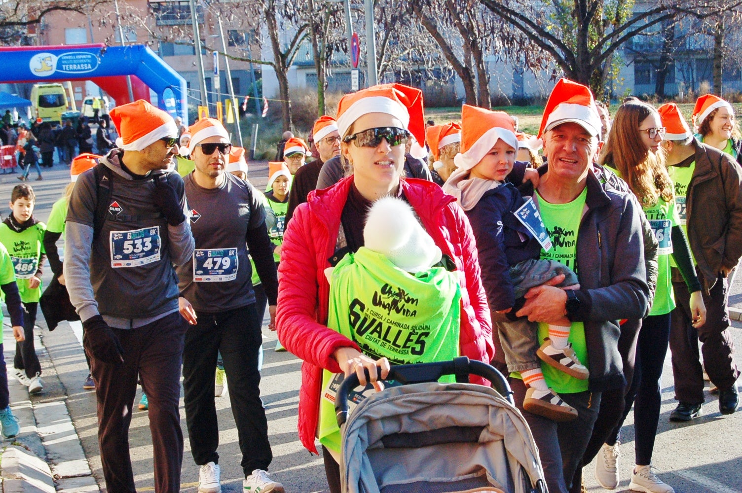 La Cursa Solidària Vicente Ferrer de Terrassa ha celebrat la sisena edició fent pinya amb el projecte +Barris. Aquest 2025, dues de les iniciatives esportives que més ressò tenen per la seva visió social i comunitària han decidit unir forces per arribar a molta més gent. L'esdeveniment ha tingut lloc aquest diumenge dia 21 de desembre, a les 10 del matí, amb punt de sortida i arribada a la plaça Vicente Ferrer de Terrassa | Ramon Navarro