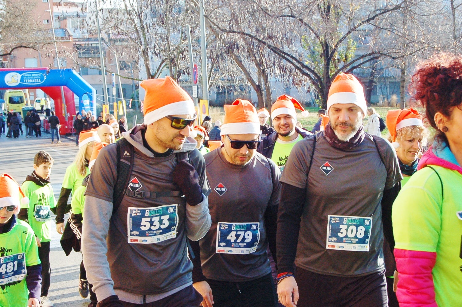 La Cursa Solidària Vicente Ferrer de Terrassa ha celebrat la sisena edició fent pinya amb el projecte +Barris. Aquest 2025, dues de les iniciatives esportives que més ressò tenen per la seva visió social i comunitària han decidit unir forces per arribar a molta més gent. L'esdeveniment ha tingut lloc aquest diumenge dia 21 de desembre, a les 10 del matí, amb punt de sortida i arribada a la plaça Vicente Ferrer de Terrassa | Ramon Navarro