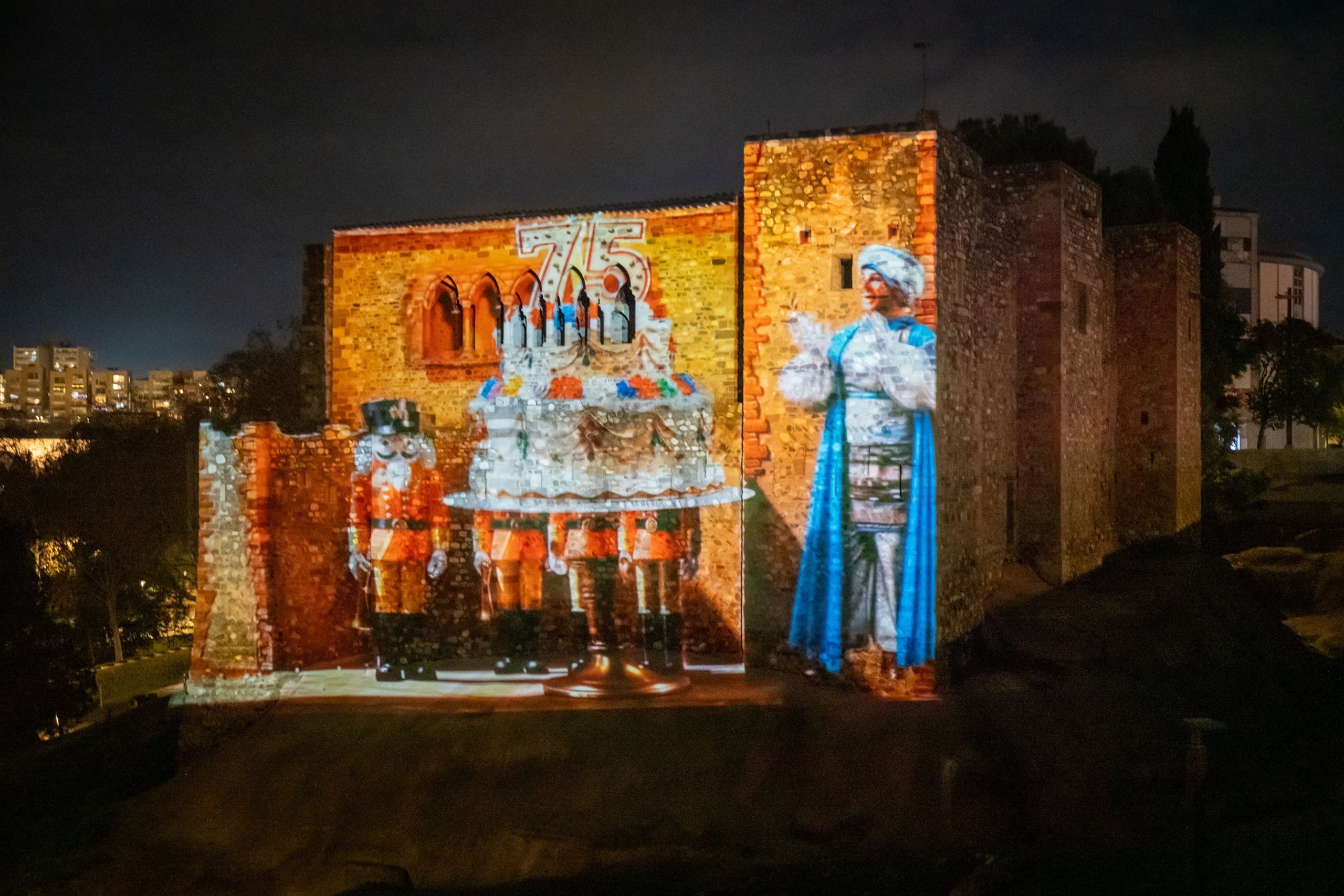 El 'mapping' al Castell Cartoixa de Vallparadís de Terrassa 2025, amb el recordatori dels 75 anys del patge Xiu-Xiu | Gemma Miralda