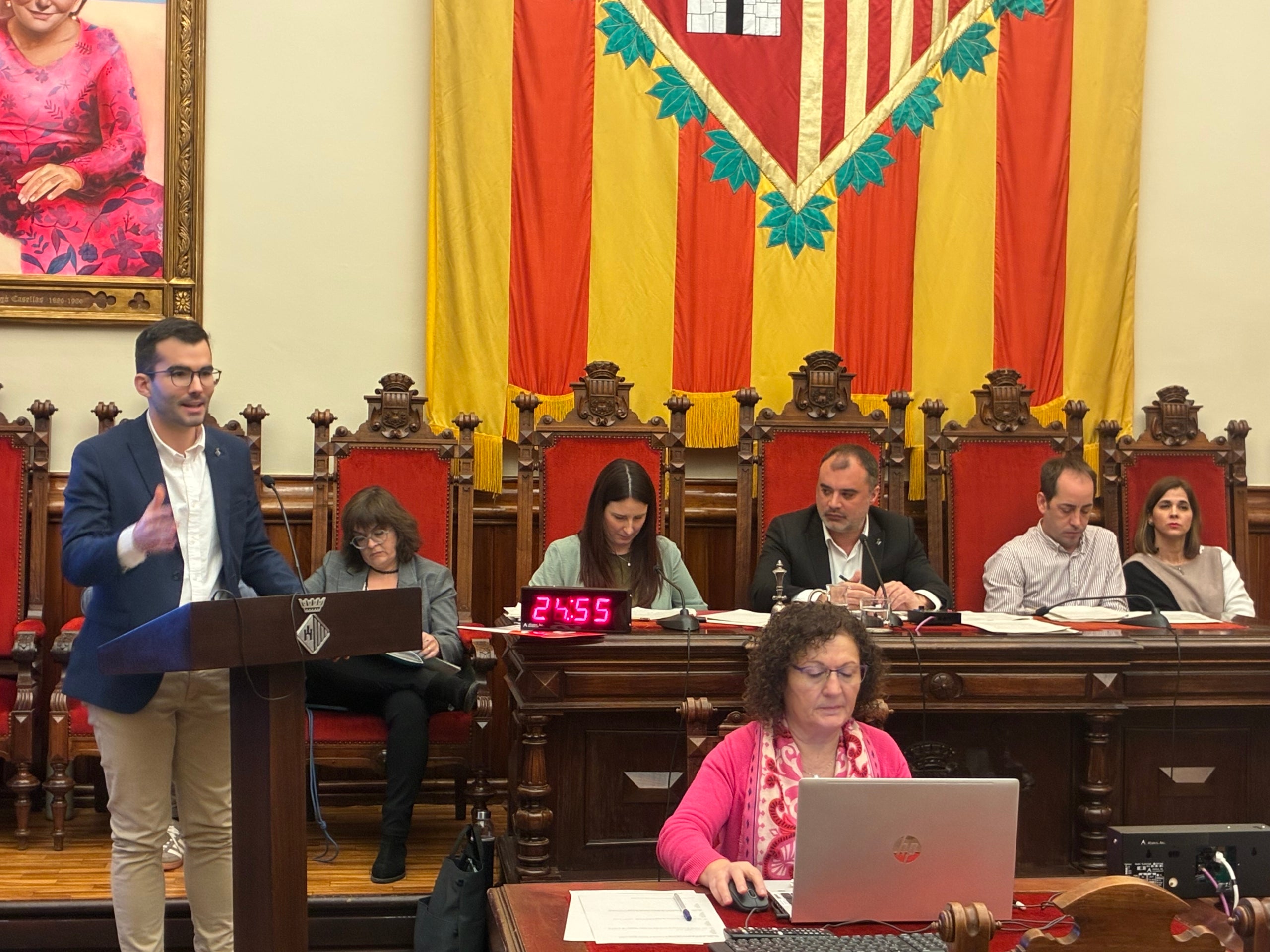 El regidor del PSC Adrián Sánchez intervé en el ple del Debat de la Ciutat de Terrassa 2025 | Vicenç Batalla