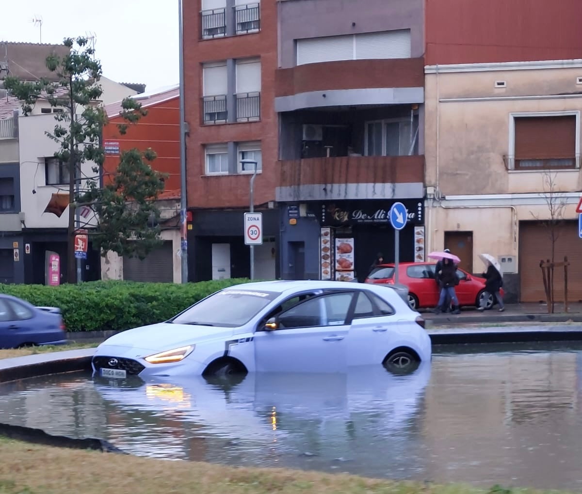El Hyundai que aquest divendres ha relliscat fins a la bassa de la plaça de l'Aigua de Terrassa | Cedida