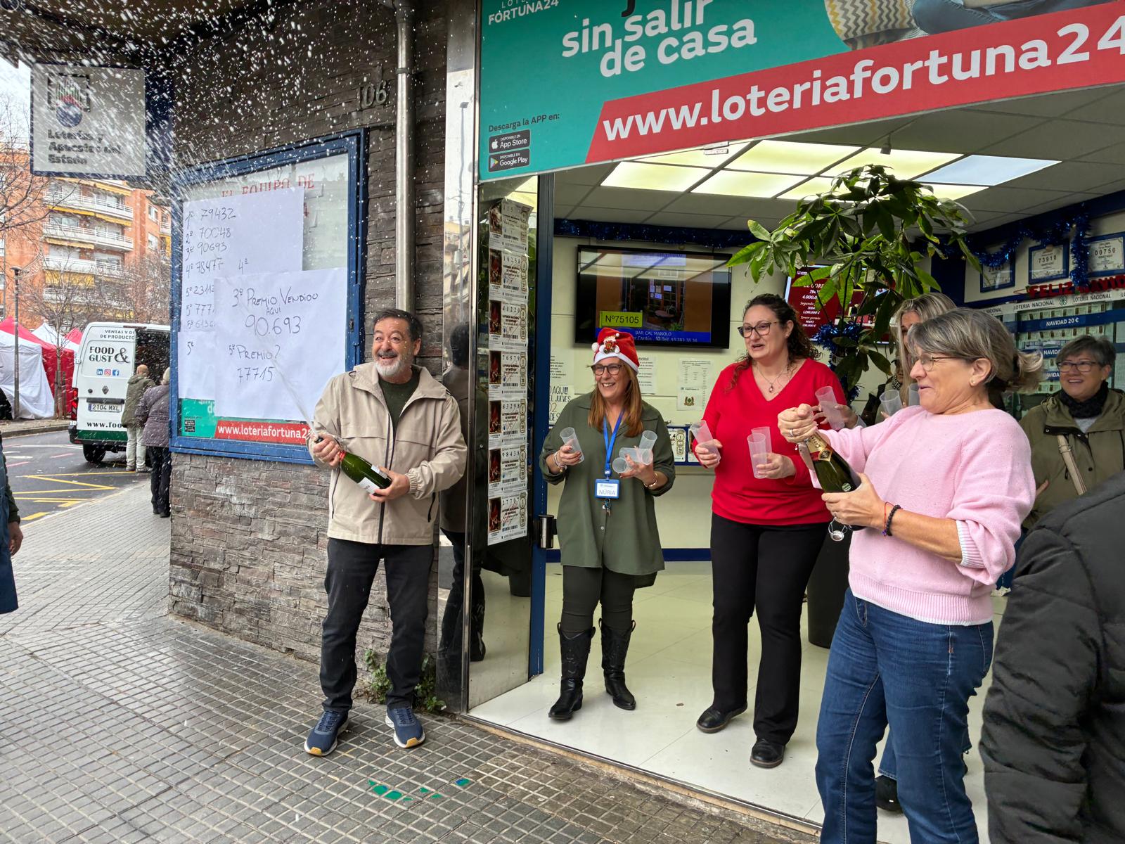Els responsables de Fortuna 24 de Terrassa, amb el seu administrador José Manuel Valverde a l'esquerra, celebrant els premis que han repartit de la Loteria de Nadal | Vicenç Batalla