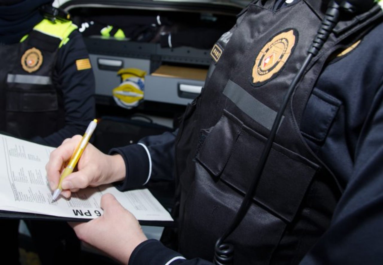 Un agent de la Policia Municipal de Terrassa interposant una multa | PMT