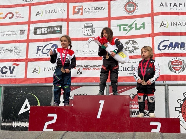 El BMX Terrassa posa el punt final a la temporada amb una gran festa al seu circuit amb la 15a edició del trofeu BMXMAS. La jornada ha comptat amb una alta participació, amb riders vinguts d’arreu, i amb curses en diferents categories, demostracions de salts i les exhibicions dels grups més petits de l’escola de BMX Terrassa. En els podis, hi van ser els corredors terrassencs Eric Serrano, Ariadna Par, Jordi Mullor, Mar Martin, Katia Bernáldez, Andros Sobrino, Saúl Pérez, Iván Ruiz, Edgar Vela i Noa Hernán