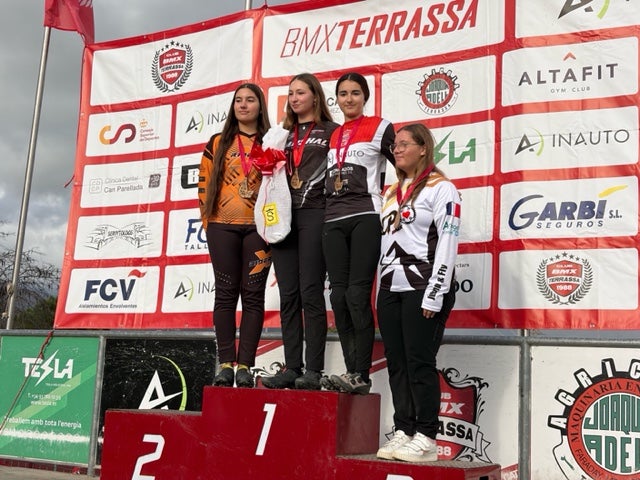 El BMX Terrassa posa el punt final a la temporada amb una gran festa al seu circuit amb la 15a edició del trofeu BMXMAS. La jornada ha comptat amb una alta participació, amb riders vinguts d’arreu, i amb curses en diferents categories, demostracions de salts i les exhibicions dels grups més petits de l’escola de BMX Terrassa. En els podis, hi van ser els corredors terrassencs Eric Serrano, Ariadna Par, Jordi Mullor, Mar Martin, Katia Bernáldez, Andros Sobrino, Saúl Pérez, Iván Ruiz, Edgar Vela i Noa Hernán