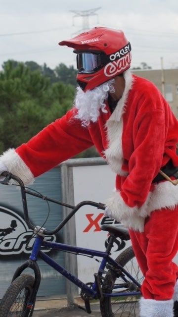 El BMX Terrassa posa el punt final a la temporada amb una gran festa al seu circuit amb la 15a edició del trofeu BMXMAS. La jornada ha comptat amb una alta participació, amb riders vinguts d’arreu, i amb curses en diferents categories, demostracions de salts i les exhibicions dels grups més petits de l’escola de BMX Terrassa. En els podis, hi van ser els corredors terrassencs Eric Serrano, Ariadna Par, Jordi Mullor, Mar Martin, Katia Bernáldez, Andros Sobrino, Saúl Pérez, Iván Ruiz, Edgar Vela i Noa Hernán