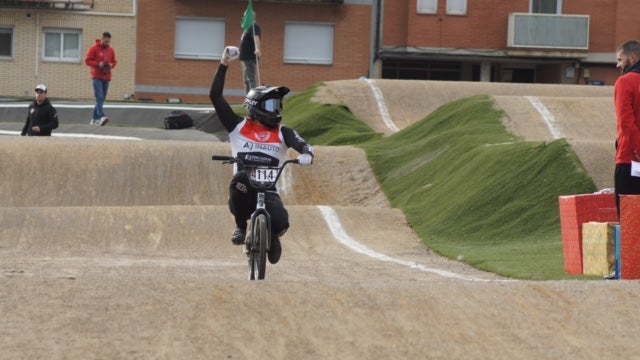 El BMX Terrassa posa el punt final a la temporada amb una gran festa al seu circuit amb la 15a edició del trofeu BMXMAS. La jornada ha comptat amb una alta participació, amb riders vinguts d’arreu, i amb curses en diferents categories, demostracions de salts i les exhibicions dels grups més petits de l’escola de BMX Terrassa. En els podis, hi van ser els corredors terrassencs Eric Serrano, Ariadna Par, Jordi Mullor, Mar Martin, Katia Bernáldez, Andros Sobrino, Saúl Pérez, Iván Ruiz, Edgar Vela i Noa Hernán