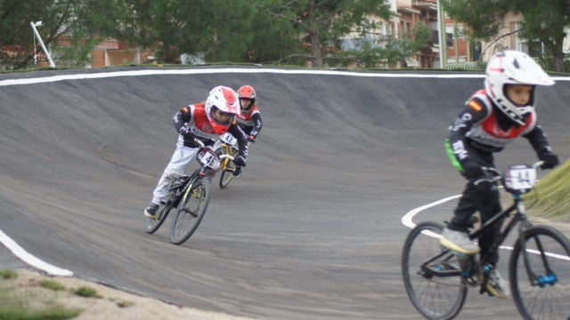 El BMX Terrassa posa el punt final a la temporada amb una gran festa al seu circuit amb la 15a edició del trofeu BMXMAS. La jornada ha comptat amb una alta participació, amb riders vinguts d’arreu, i amb curses en diferents categories, demostracions de salts i les exhibicions dels grups més petits de l’escola de BMX Terrassa. En els podis, hi van ser els corredors terrassencs Eric Serrano, Ariadna Par, Jordi Mullor, Mar Martin, Katia Bernáldez, Andros Sobrino, Saúl Pérez, Iván Ruiz, Edgar Vela i Noa Hernán