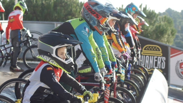 El BMX Terrassa posa el punt final a la temporada amb una gran festa al seu circuit amb la 15a edició del trofeu BMXMAS. La jornada ha comptat amb una alta participació, amb riders vinguts d’arreu, i amb curses en diferents categories, demostracions de salts i les exhibicions dels grups més petits de l’escola de BMX Terrassa. En els podis, hi van ser els corredors terrassencs Eric Serrano, Ariadna Par, Jordi Mullor, Mar Martin, Katia Bernáldez, Andros Sobrino, Saúl Pérez, Iván Ruiz, Edgar Vela i Noa Hernán