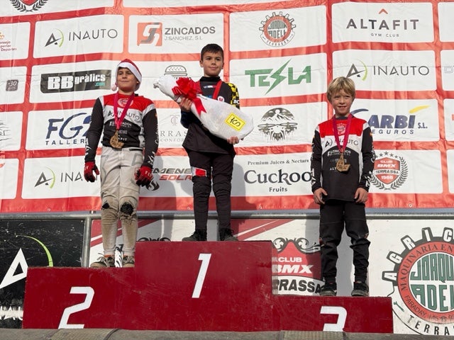 El BMX Terrassa posa el punt final a la temporada amb una gran festa al seu circuit amb la 15a edició del trofeu BMXMAS. La jornada ha comptat amb una alta participació, amb riders vinguts d’arreu, i amb curses en diferents categories, demostracions de salts i les exhibicions dels grups més petits de l’escola de BMX Terrassa. En els podis, hi van ser els corredors terrassencs Eric Serrano, Ariadna Par, Jordi Mullor, Mar Martin, Katia Bernáldez, Andros Sobrino, Saúl Pérez, Iván Ruiz, Edgar Vela i Noa Hernán