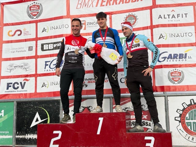 El BMX Terrassa posa el punt final a la temporada amb una gran festa al seu circuit amb la 15a edició del trofeu BMXMAS. La jornada ha comptat amb una alta participació, amb riders vinguts d’arreu, i amb curses en diferents categories, demostracions de salts i les exhibicions dels grups més petits de l’escola de BMX Terrassa. En els podis, hi van ser els corredors terrassencs Eric Serrano, Ariadna Par, Jordi Mullor, Mar Martin, Katia Bernáldez, Andros Sobrino, Saúl Pérez, Iván Ruiz, Edgar Vela i Noa Hernán