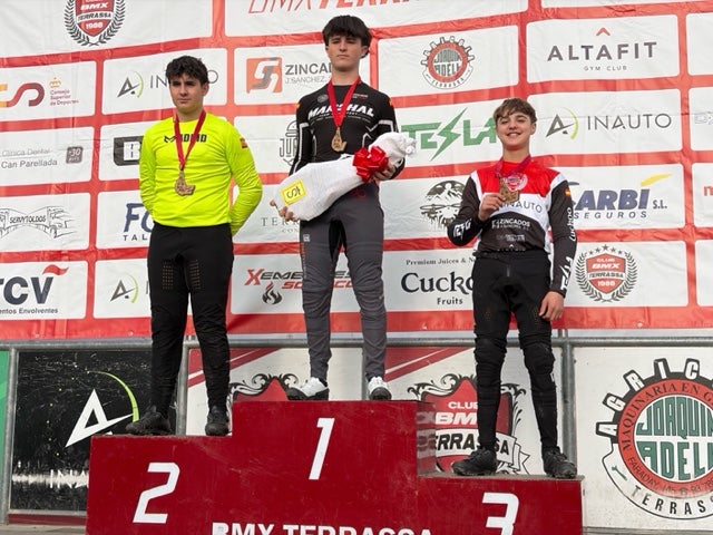 El BMX Terrassa posa el punt final a la temporada amb una gran festa al seu circuit amb la 15a edició del trofeu BMXMAS. La jornada ha comptat amb una alta participació, amb riders vinguts d’arreu, i amb curses en diferents categories, demostracions de salts i les exhibicions dels grups més petits de l’escola de BMX Terrassa. En els podis, hi van ser els corredors terrassencs Eric Serrano, Ariadna Par, Jordi Mullor, Mar Martin, Katia Bernáldez, Andros Sobrino, Saúl Pérez, Iván Ruiz, Edgar Vela i Noa Hernán