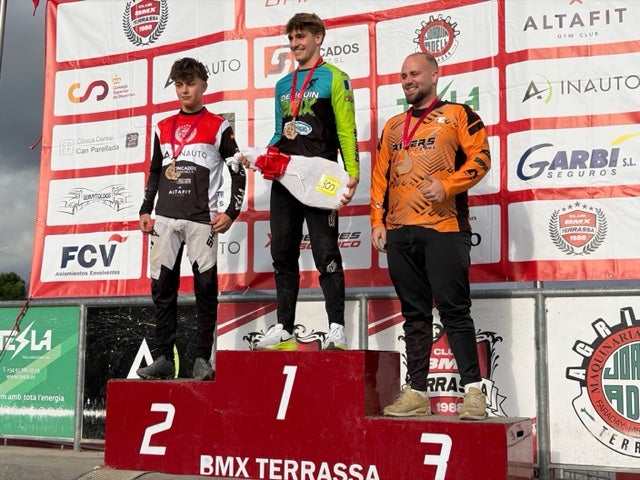 El BMX Terrassa posa el punt final a la temporada amb una gran festa al seu circuit amb la 15a edició del trofeu BMXMAS. La jornada ha comptat amb una alta participació, amb riders vinguts d’arreu, i amb curses en diferents categories, demostracions de salts i les exhibicions dels grups més petits de l’escola de BMX Terrassa. En els podis, hi van ser els corredors terrassencs Eric Serrano, Ariadna Par, Jordi Mullor, Mar Martin, Katia Bernáldez, Andros Sobrino, Saúl Pérez, Iván Ruiz, Edgar Vela i Noa Hernán