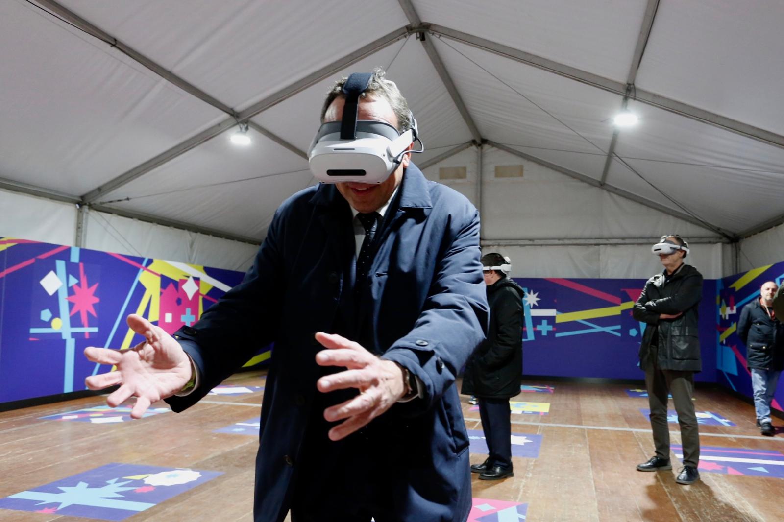 El president del Parlament, Josep Rull, en la instal·lació immersiva 'El batec del temps' | MútuaTerrassa