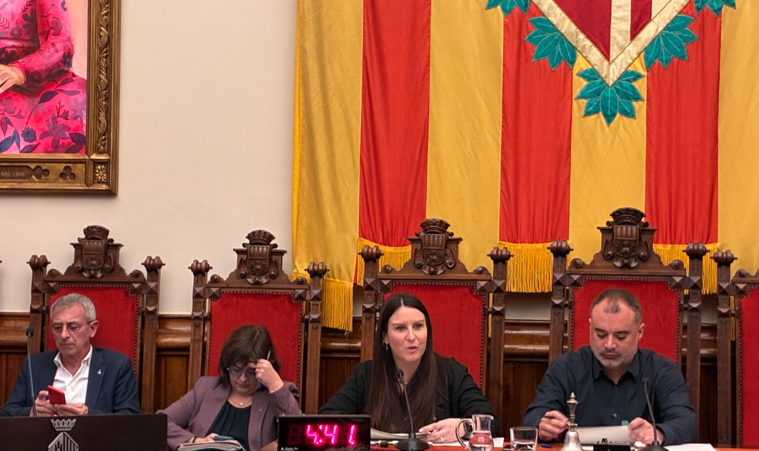 La teniente de alcalde de Ciclos del Agua, Patricia Reche, interviniendo sobre los convenios de Taigua con Aigües del Ter-Llobregat (ATL) en el pleno de diciembre de Terrassa | Vicenç Batalla