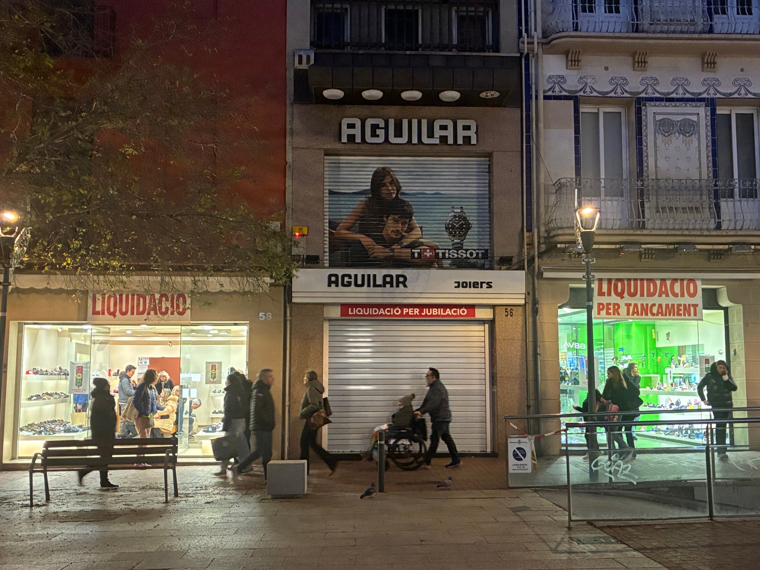 Les dues sabateries Torras al Portal del Sant Roc, en plena liquidació, i Aguilars Joiers que ja va tancar a l'octubre passat | Vicenç Batalla