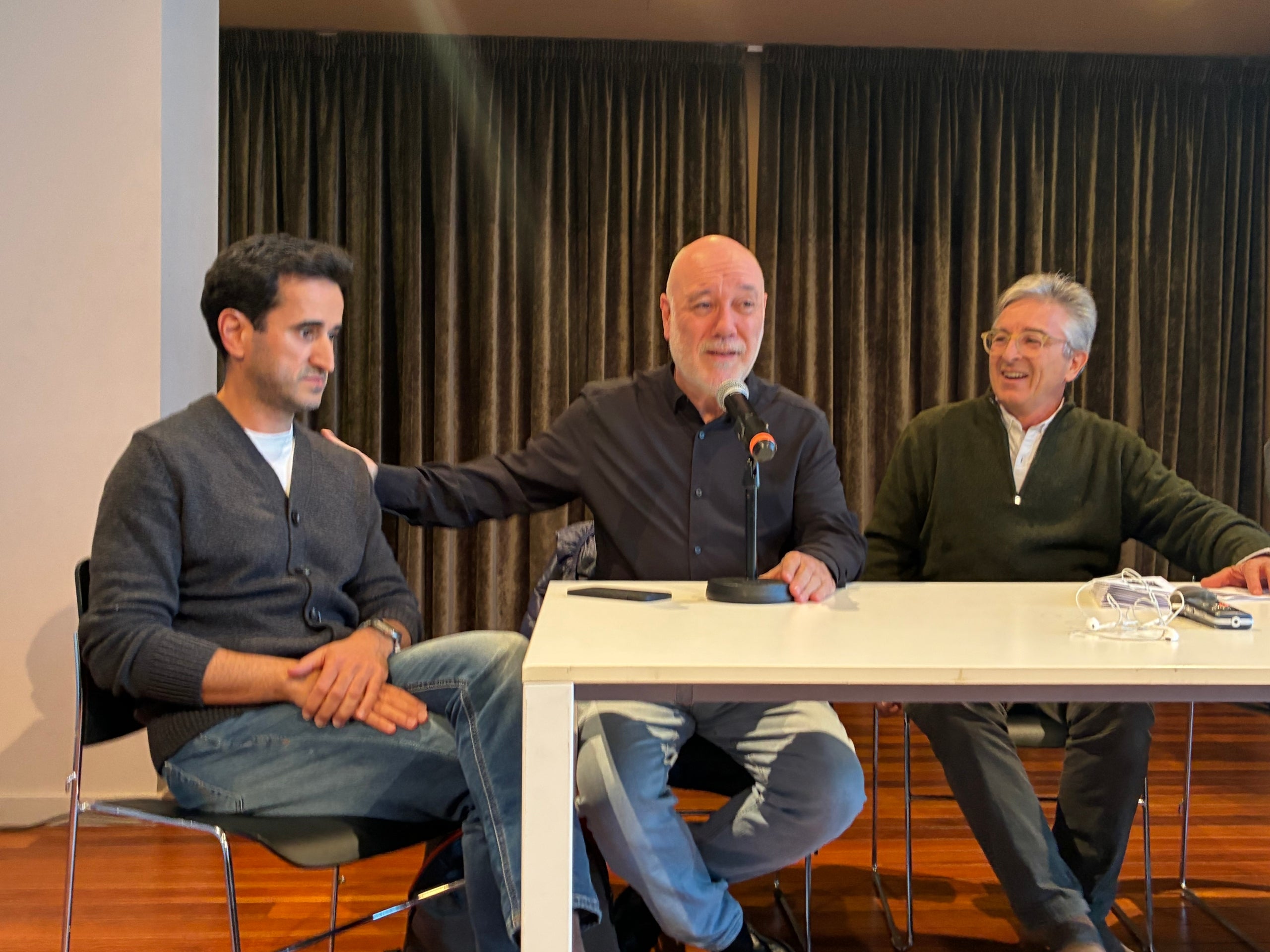 L'escenògraf, Juan Carlos Esteve, el director musical, Miquel Ortega, i el president d'Òpera Terrassa, Josep Maria Casarramona, a la presentació de 'Tosca' al Teatre Principal | Vicenç Batalla