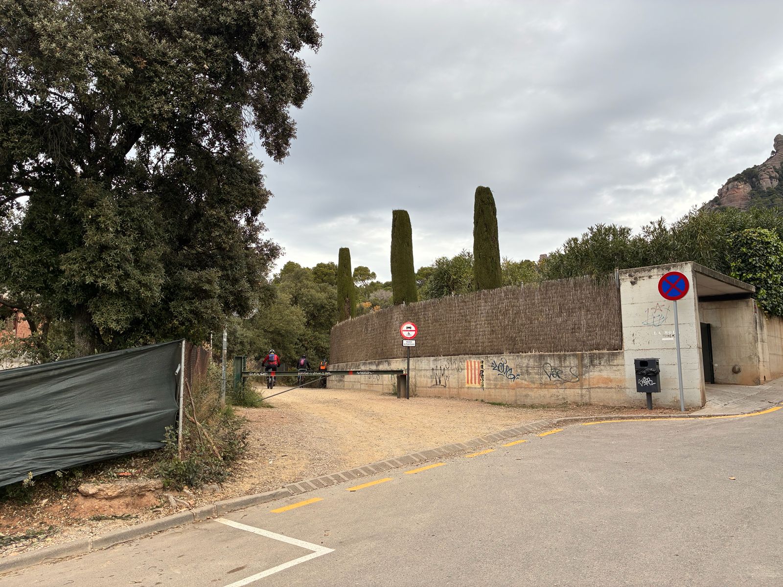 Una de les entrades al Parc Natural de Sant Llorenç, aquest dimarts al matí | Vicenç Batalla