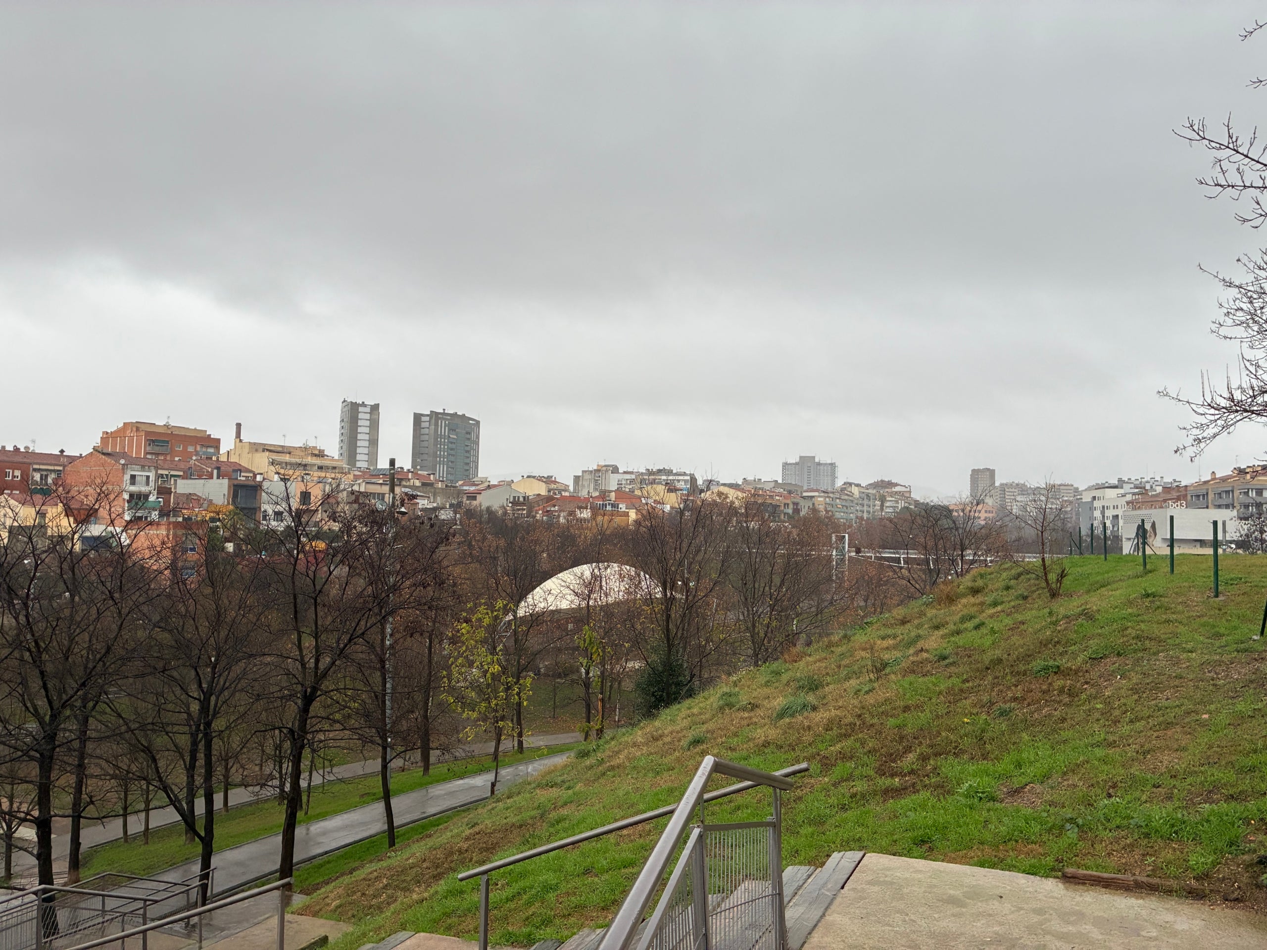 Pluja a Terrassa aquest dissabte al migdia des del parc de Vallparadís, al barri de Can Palet | Vicenç Batalla