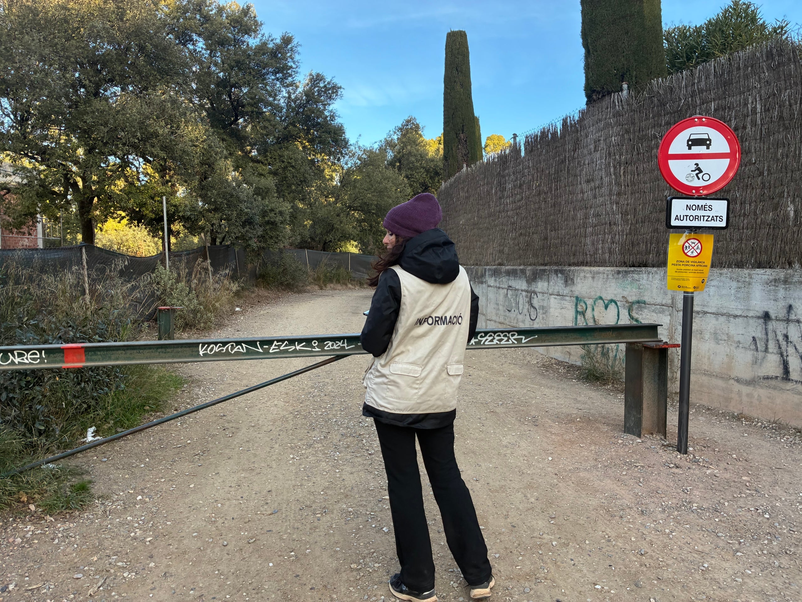 Una vigilant de la Diputació de Barcelona a l'entrada de Can Robert al parc de Sant Llorenç del Munt aquest dissabte | Vicenç Batalla