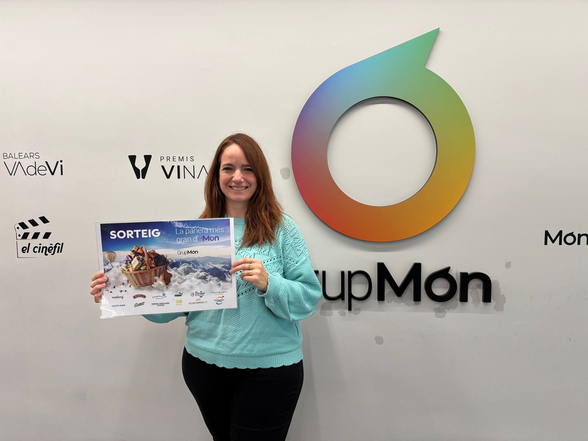 Virginia Adán ha recollit  el val que l'acredita com a guanyadora de la Panera d'El Món | J.G.