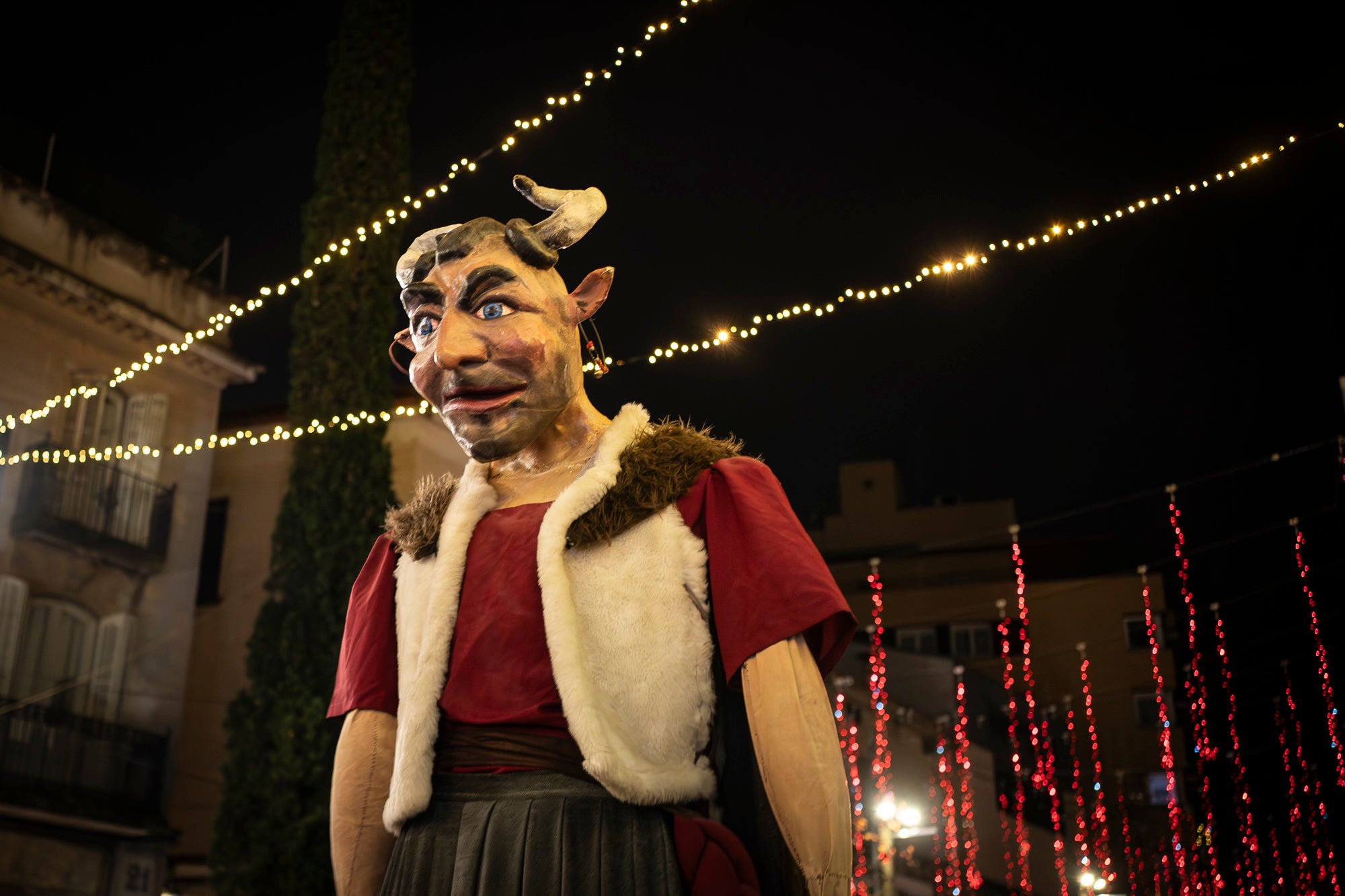 El Raval de Montserrat ha estat l’epicentre de la Segona Baixada de les Vaques, un acte festiu i popular que ha captivat l’esperit local amb la seva combinació de tradició, cultura i diversió. La jornada combina cercavila, música, ambient festiu i un sopar popular a Cal Reig, en un esdeveniment que és totalment obert i participatiu. La Mulassa i Gegants Bojos i, com no, les vaques amb els seus pastors, han estat els protagonistes