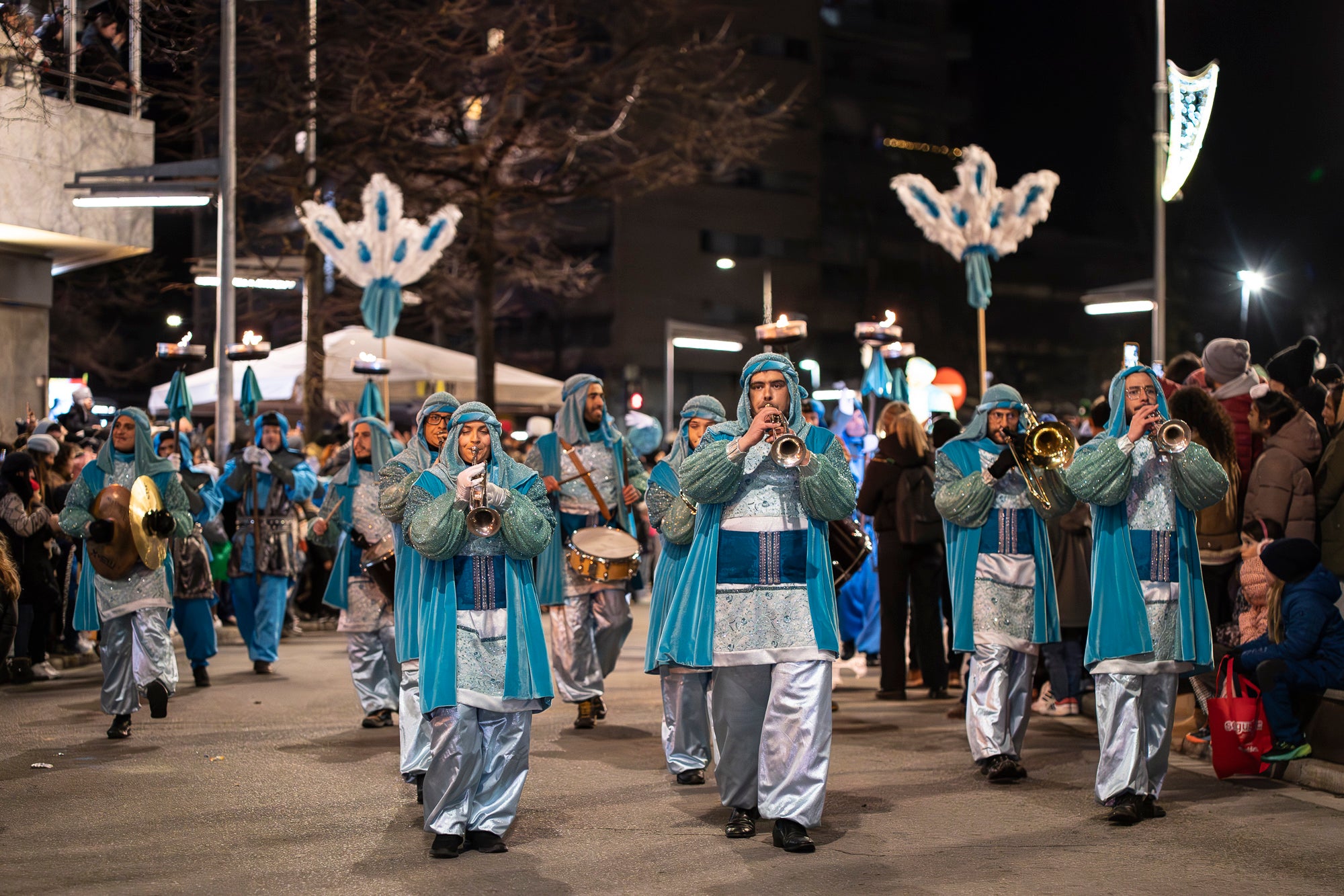 Un any més Ses Majestats els Reis d'Orient han arribat a la ciutat per portar màgia i alegria a tots els infants de Terrassa. Enguany, la Cavalcada de Reis ha estat marcada per les baixes temperatures, les quals van provocar nevades a La Mola i Matadepera. Tot i això, milers de persones es van llençar als carrers per donar una càlida benvinguda a Melcior, Gaspar i Baltasar | Mireia Comas
