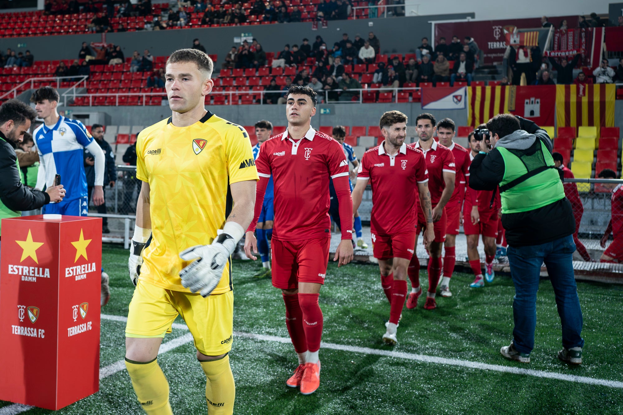El futbol ha estat cruel amb el Terrassa FC. L’equip d’Oriol Alsina ha fet un gran partit i ha competit molt bé contra un equip que és líder de Primera Federació, el CE Sabadell, però ha acabat perdent a la tanda de penals dels quarts de final de la Copa Catalunya. Els egarencs han completat una gran primera meitat per marxar al descans amb dos gols d’avantatge. Tot i això, els arlequinats han remuntat a la segona. Ortega primer, i Godoy quan faltaven deu segons perquè acabés l’encontre, han posat l’empat al marcador. Ja després, Aythami i Barrero han fallat els seus penals i el conjunt arlequinat ha completat la remuntada.