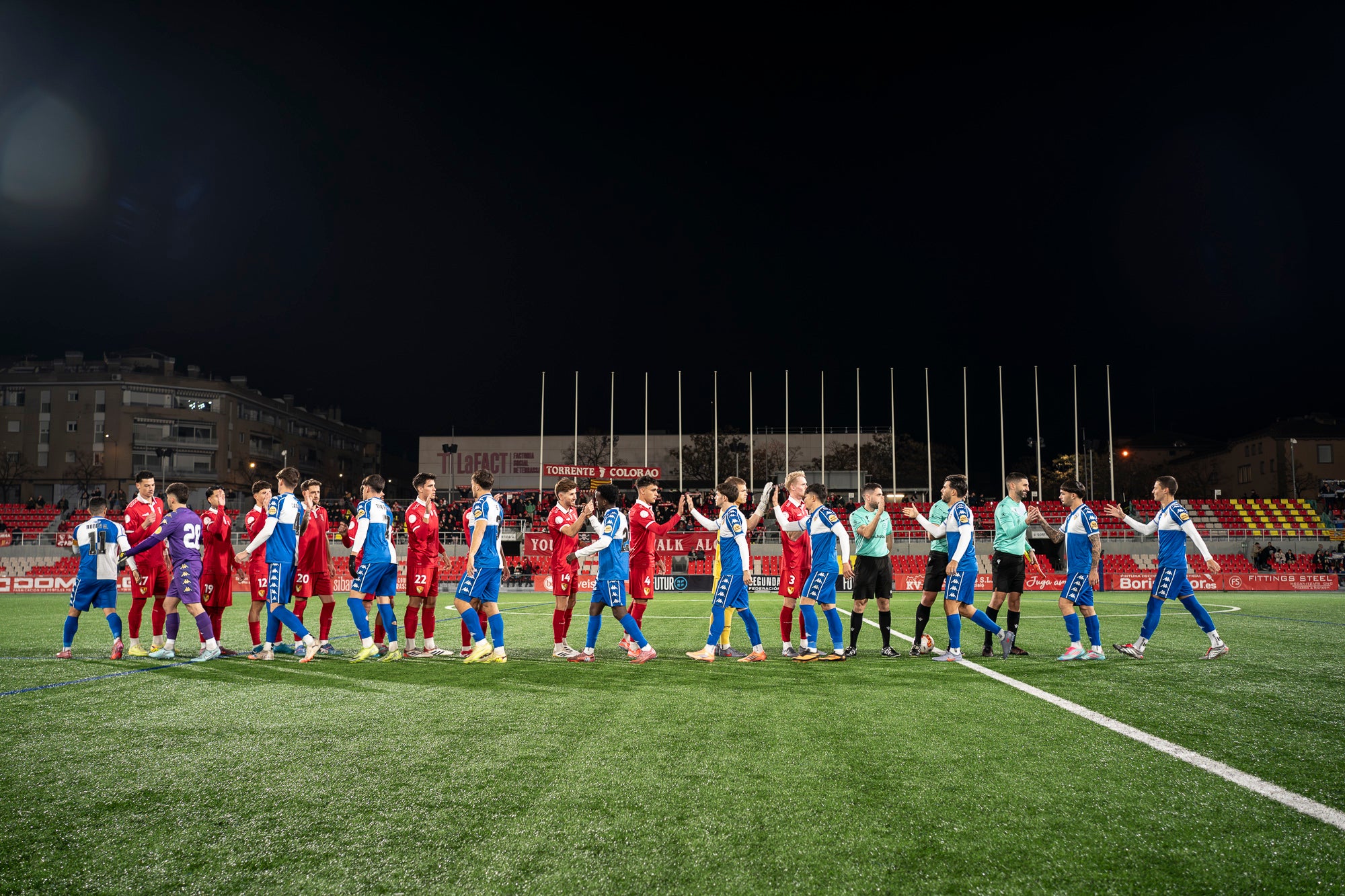 El futbol ha estat cruel amb el Terrassa FC. L’equip d’Oriol Alsina ha fet un gran partit i ha competit molt bé contra un equip que és líder de Primera Federació, el CE Sabadell, però ha acabat perdent a la tanda de penals dels quarts de final de la Copa Catalunya. Els egarencs han completat una gran primera meitat per marxar al descans amb dos gols d’avantatge. Tot i això, els arlequinats han remuntat a la segona. Ortega primer, i Godoy quan faltaven deu segons perquè acabés l’encontre, han posat l’empat al marcador. Ja després, Aythami i Barrero han fallat els seus penals i el conjunt arlequinat ha completat la remuntada.