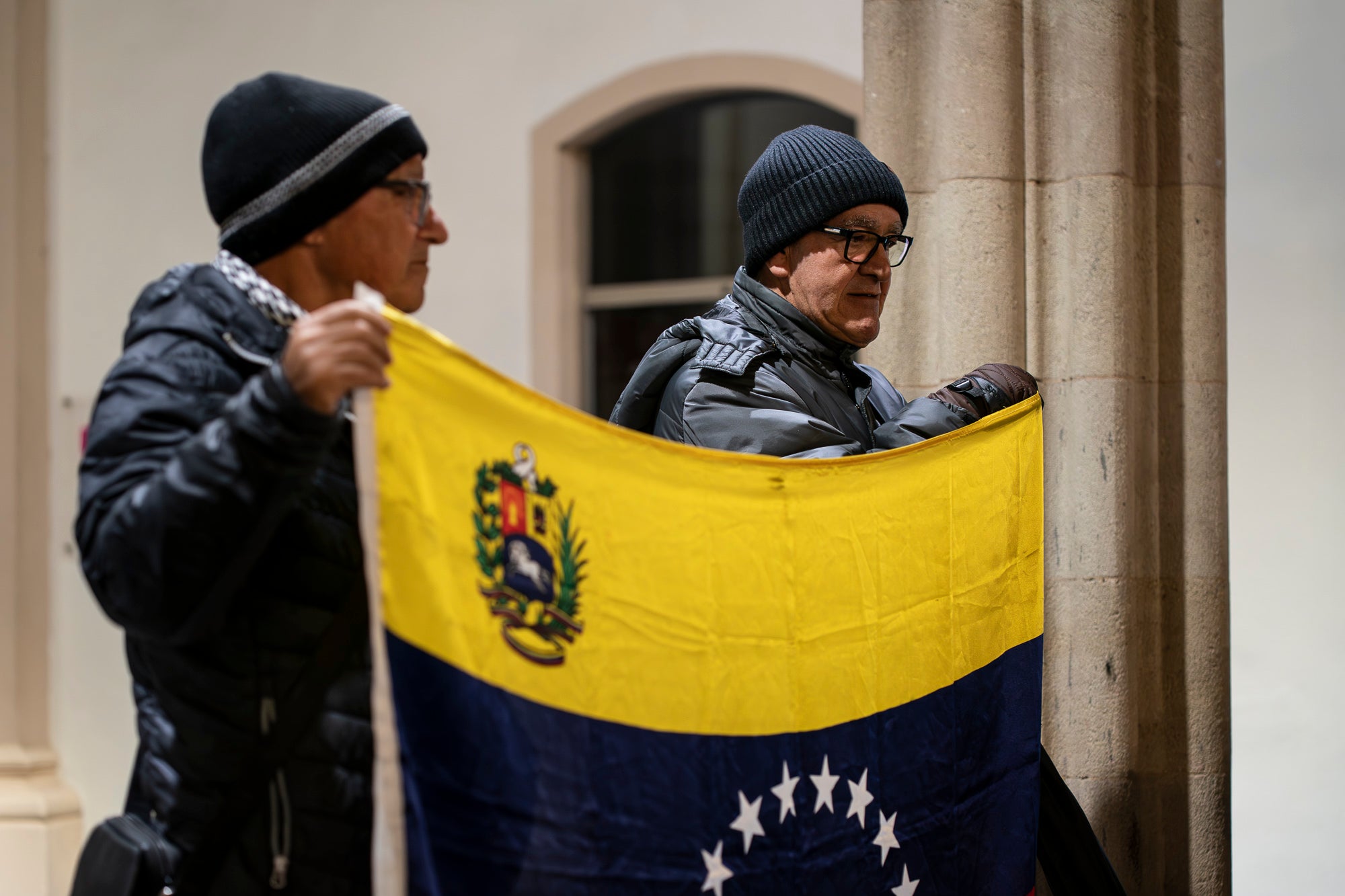 Acte de protesta aquest divendres, dia 16 de gener, davant de l’Ajuntament de Terrassa contra la intervenció militar dels EUA a la República Bolivariana de Veneçuela, del passat 3 de gener. La concentració ha estat convocada pel Comitè Bolivarià de Terrassa ha demanat a la Unió Europea mediar per una resolució diplomàtica i pacífica dels conflictes, “trencant amb el vassallatge i la dependència dels Estats Units”, així com ha exigit l’alliberament “immediat” del president Nicolás Maduro i de la diputada Cilia Flores. 