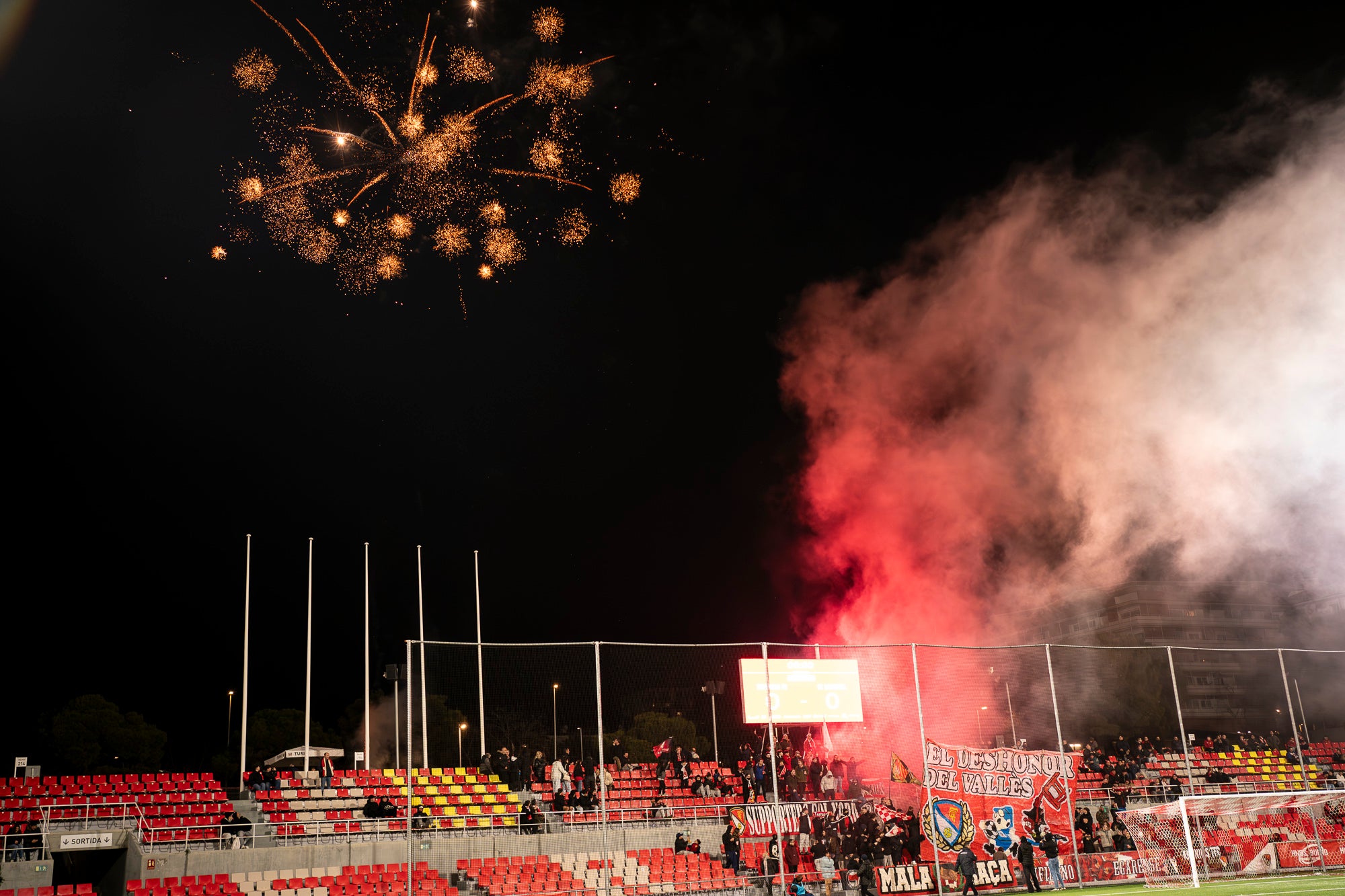 El futbol ha estat cruel amb el Terrassa FC. L’equip d’Oriol Alsina ha fet un gran partit i ha competit molt bé contra un equip que és líder de Primera Federació, el CE Sabadell, però ha acabat perdent a la tanda de penals dels quarts de final de la Copa Catalunya. Els egarencs han completat una gran primera meitat per marxar al descans amb dos gols d’avantatge. Tot i això, els arlequinats han remuntat a la segona. Ortega primer, i Godoy quan faltaven deu segons perquè acabés l’encontre, han posat l’empat al marcador. Ja després, Aythami i Barrero han fallat els seus penals i el conjunt arlequinat ha completat la remuntada.
