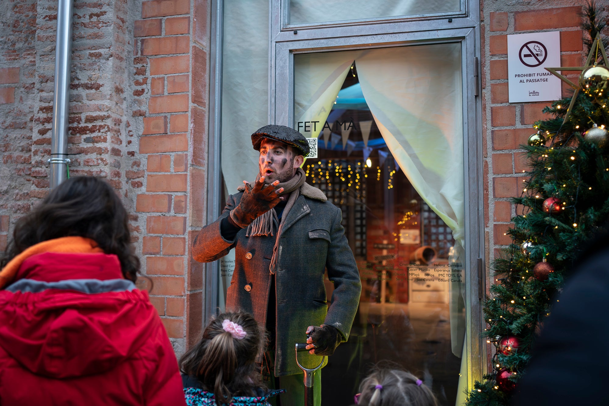 Reconvertit en un temps i un espai de conte oriental, els Reis Mags tenen durant tres dies la seva casa al Vapor de Prodis (Bruc, 46) terrassenc. Des d'aquest divendres i fins al diumenge (2-4 de gener; 17h- 20h), en grups d'una desena de persones i sense reservar i de forma gratuïta, petits i grans es poden endinsar en la cova laberíntica del Vapor dels Reis guiats pels mestres de cerimònies: la patge Xiu-Xiu, rodejada de cartes i regals; l'attrezzo de la Cavalcada d'El Social; el taller de la modista reial; i els vestits lluents del tres Reis. Amb sorpreses musicals, gastronomia i un mercat de les mil meravelles | Mireia Comas