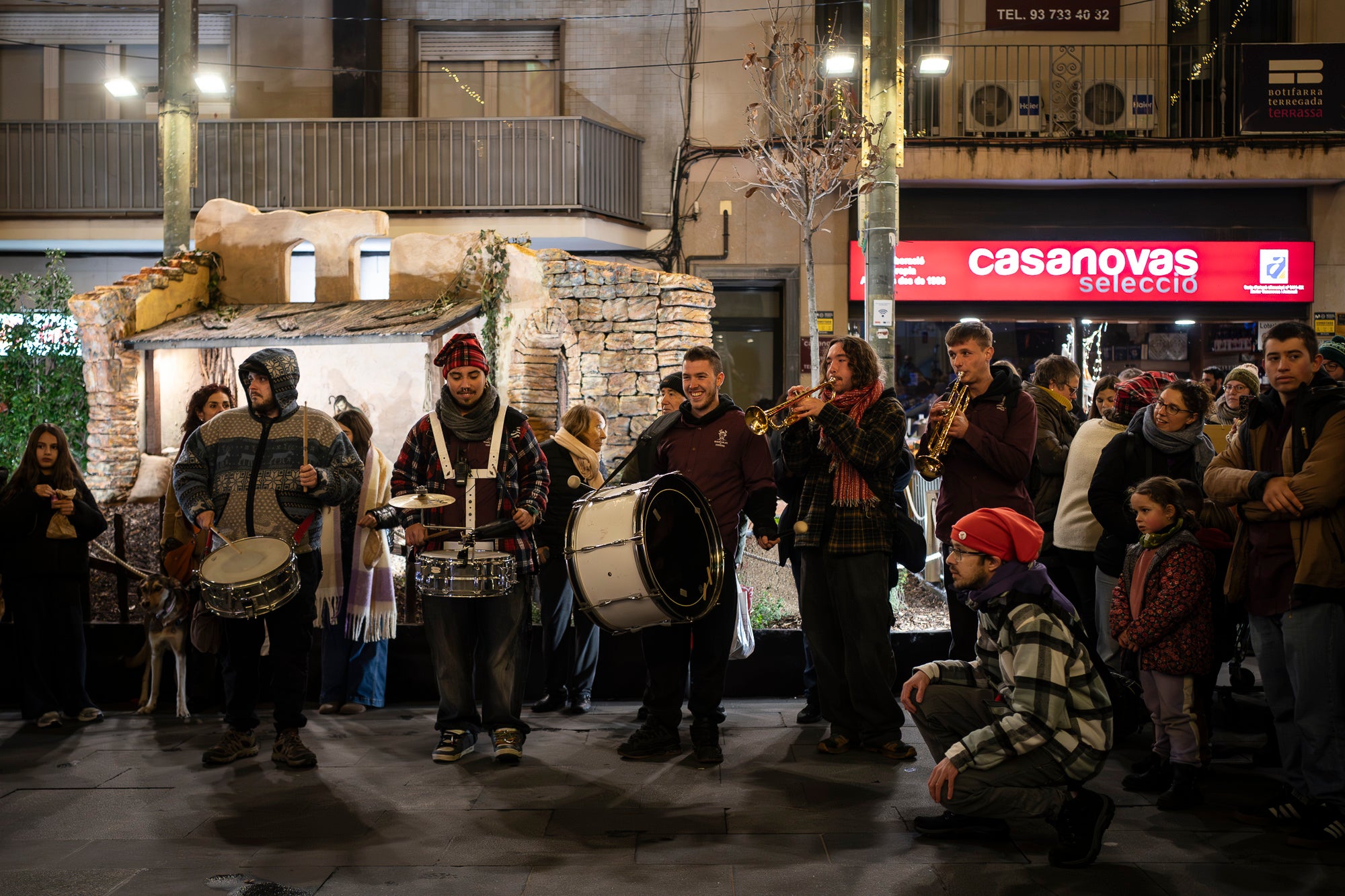 El Raval de Montserrat ha estat l’epicentre de la Segona Baixada de les Vaques, un acte festiu i popular que ha captivat l’esperit local amb la seva combinació de tradició, cultura i diversió. La jornada combina cercavila, música, ambient festiu i un sopar popular a Cal Reig, en un esdeveniment que és totalment obert i participatiu. La Mulassa i Gegants Bojos i, com no, les vaques amb els seus pastors, han estat els protagonistes