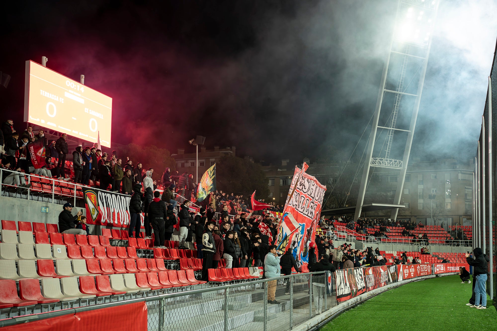 El futbol ha estat cruel amb el Terrassa FC. L’equip d’Oriol Alsina ha fet un gran partit i ha competit molt bé contra un equip que és líder de Primera Federació, el CE Sabadell, però ha acabat perdent a la tanda de penals dels quarts de final de la Copa Catalunya. Els egarencs han completat una gran primera meitat per marxar al descans amb dos gols d’avantatge. Tot i això, els arlequinats han remuntat a la segona. Ortega primer, i Godoy quan faltaven deu segons perquè acabés l’encontre, han posat l’empat al marcador. Ja després, Aythami i Barrero han fallat els seus penals i el conjunt arlequinat ha completat la remuntada.