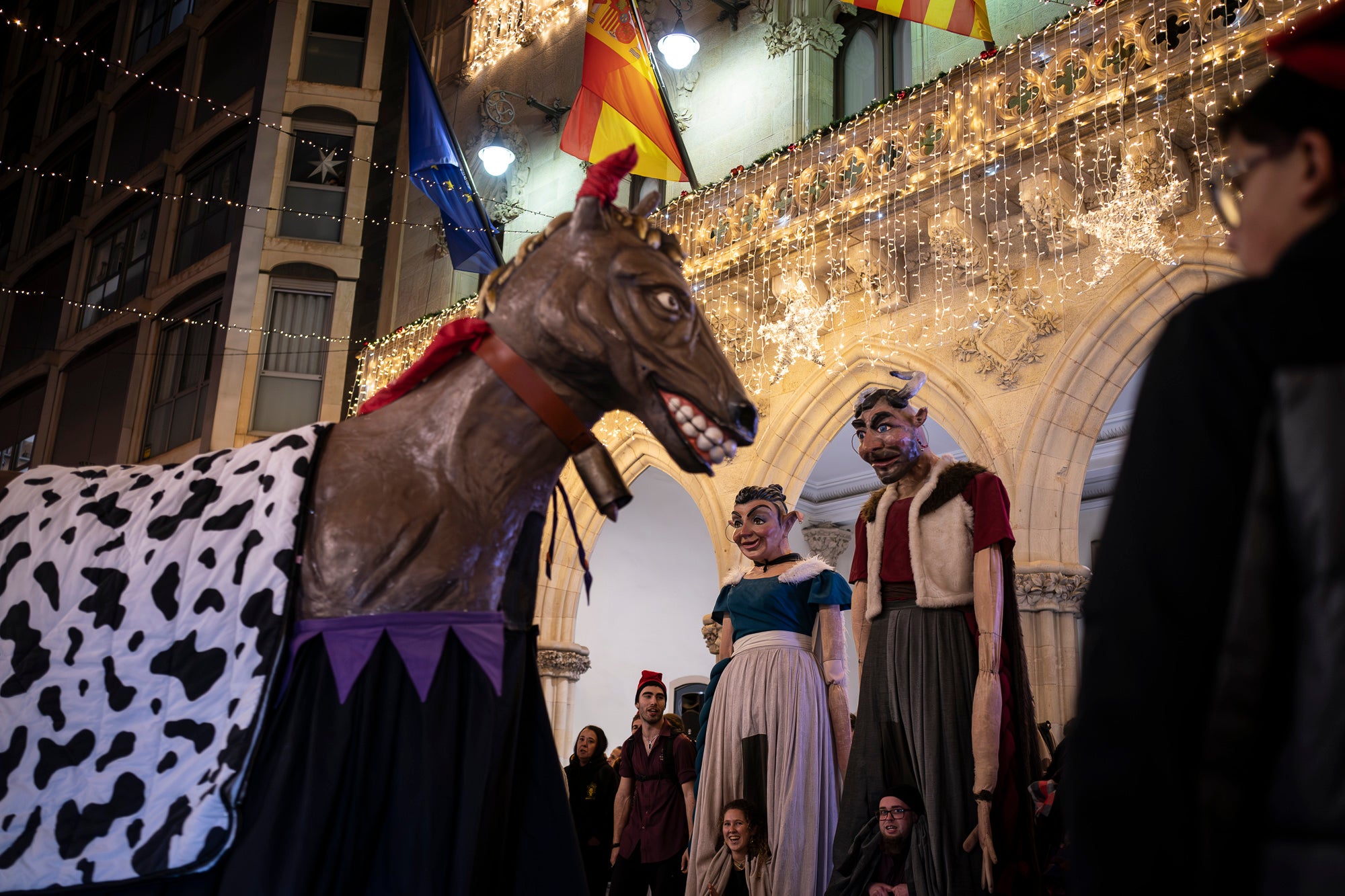 El Raval de Montserrat ha estat l’epicentre de la Segona Baixada de les Vaques, un acte festiu i popular que ha captivat l’esperit local amb la seva combinació de tradició, cultura i diversió. La jornada combina cercavila, música, ambient festiu i un sopar popular a Cal Reig, en un esdeveniment que és totalment obert i participatiu. La Mulassa i Gegants Bojos i, com no, les vaques amb els seus pastors, han estat els protagonistes
