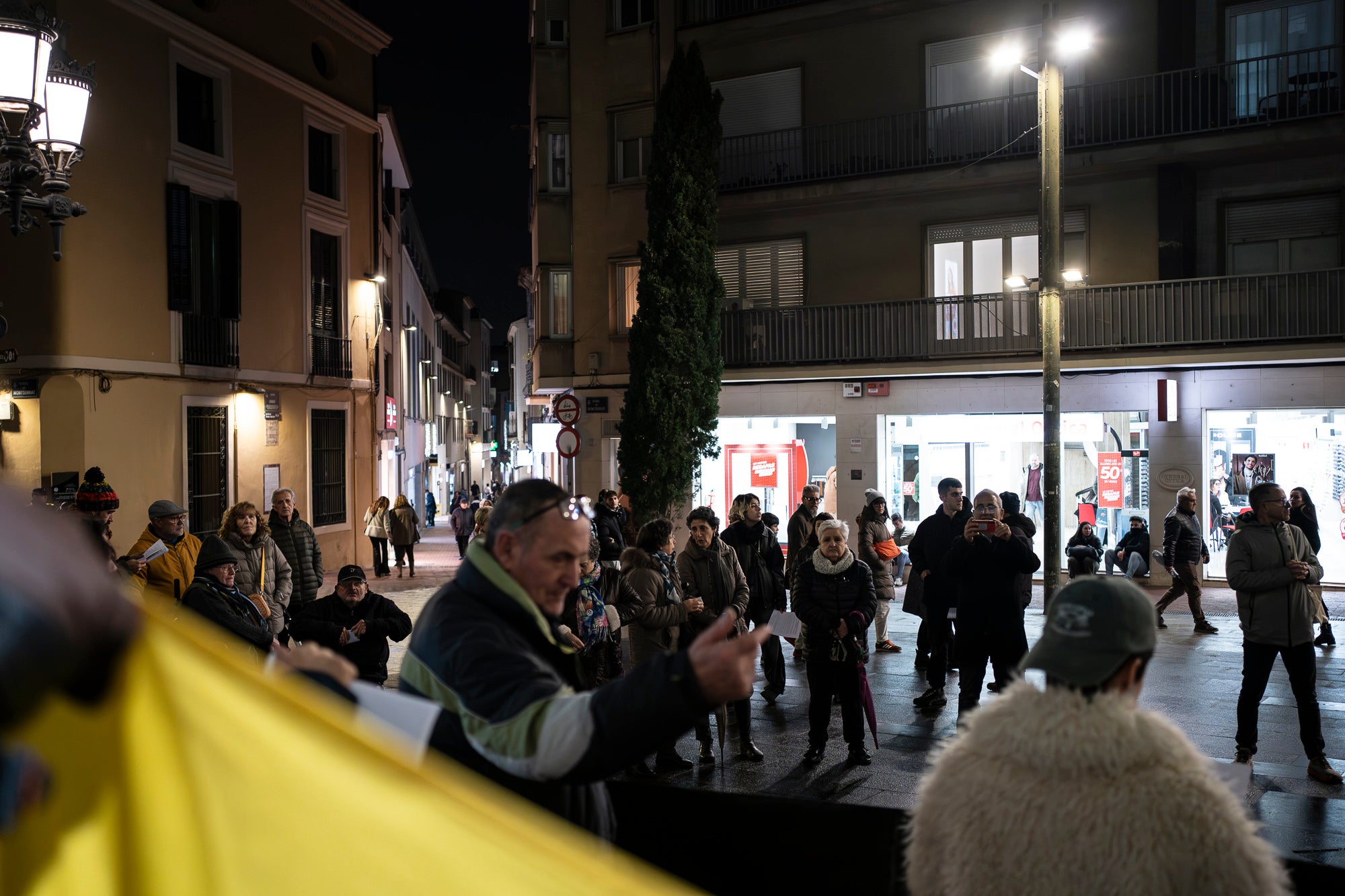 Acte de protesta aquest divendres, dia 16 de gener, davant de l’Ajuntament de Terrassa contra la intervenció militar dels EUA a la República Bolivariana de Veneçuela, del passat 3 de gener. La concentració ha estat convocada pel Comitè Bolivarià de Terrassa ha demanat a la Unió Europea mediar per una resolució diplomàtica i pacífica dels conflictes, “trencant amb el vassallatge i la dependència dels Estats Units”, així com ha exigit l’alliberament “immediat” del president Nicolás Maduro i de la diputada Cilia Flores. 