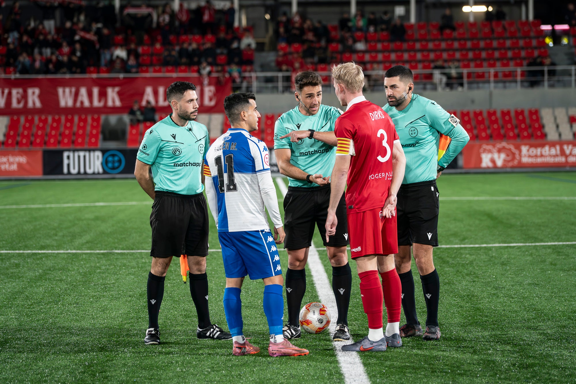 El futbol ha estat cruel amb el Terrassa FC. L’equip d’Oriol Alsina ha fet un gran partit i ha competit molt bé contra un equip que és líder de Primera Federació, el CE Sabadell, però ha acabat perdent a la tanda de penals dels quarts de final de la Copa Catalunya. Els egarencs han completat una gran primera meitat per marxar al descans amb dos gols d’avantatge. Tot i això, els arlequinats han remuntat a la segona. Ortega primer, i Godoy quan faltaven deu segons perquè acabés l’encontre, han posat l’empat al marcador. Ja després, Aythami i Barrero han fallat els seus penals i el conjunt arlequinat ha completat la remuntada.