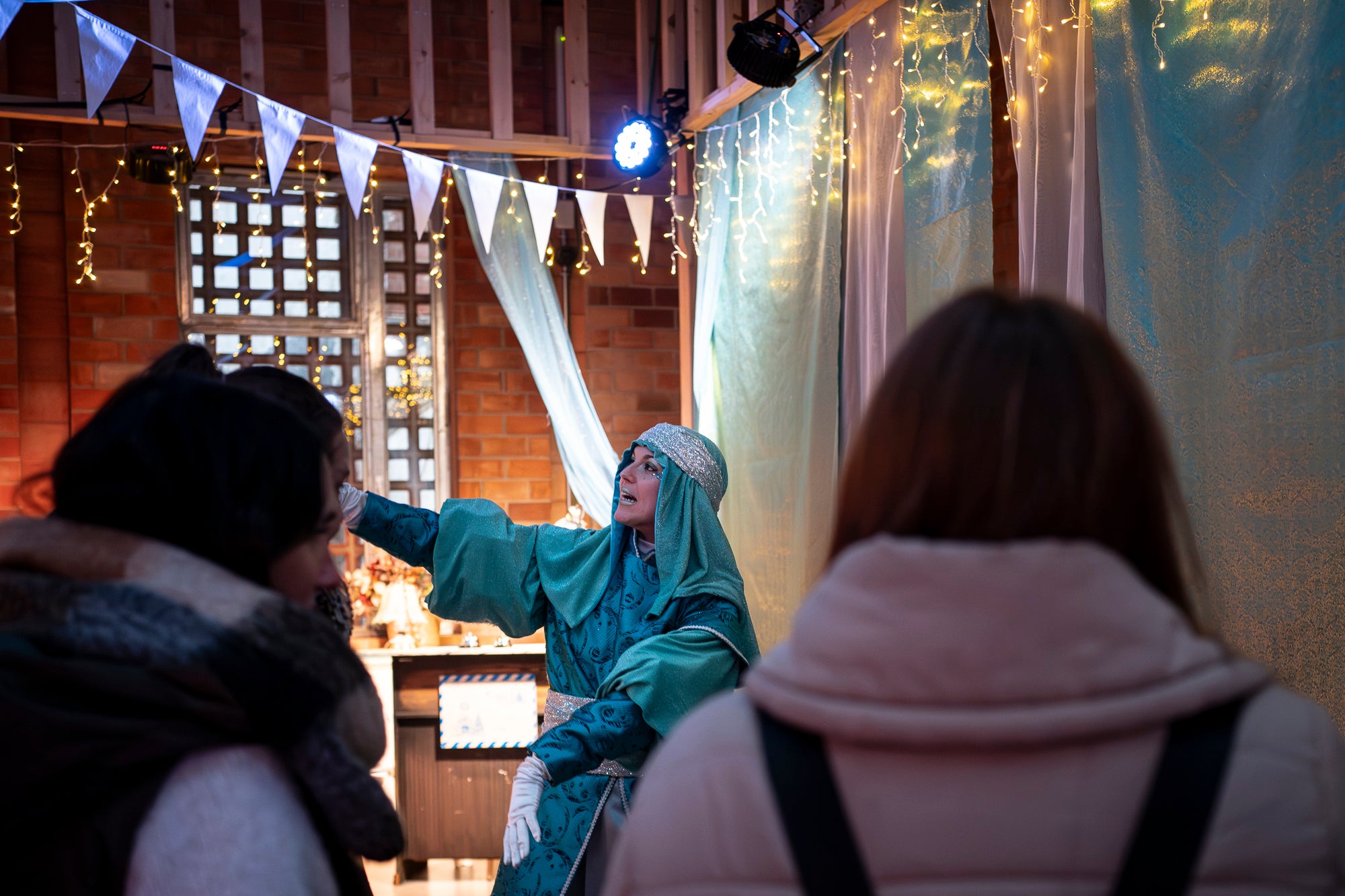 Reconvertit en un temps i un espai de conte oriental, els Reis Mags tenen durant tres dies la seva casa al Vapor de Prodis (Bruc, 46) terrassenc. Des d'aquest divendres i fins al diumenge (2-4 de gener; 17h- 20h), en grups d'una desena de persones i sense reservar i de forma gratuïta, petits i grans es poden endinsar en la cova laberíntica del Vapor dels Reis guiats pels mestres de cerimònies: la patge Xiu-Xiu, rodejada de cartes i regals; l'attrezzo de la Cavalcada d'El Social; el taller de la modista reial; i els vestits lluents del tres Reis. Amb sorpreses musicals, gastronomia i un mercat de les mil meravelles | Mireia Comas