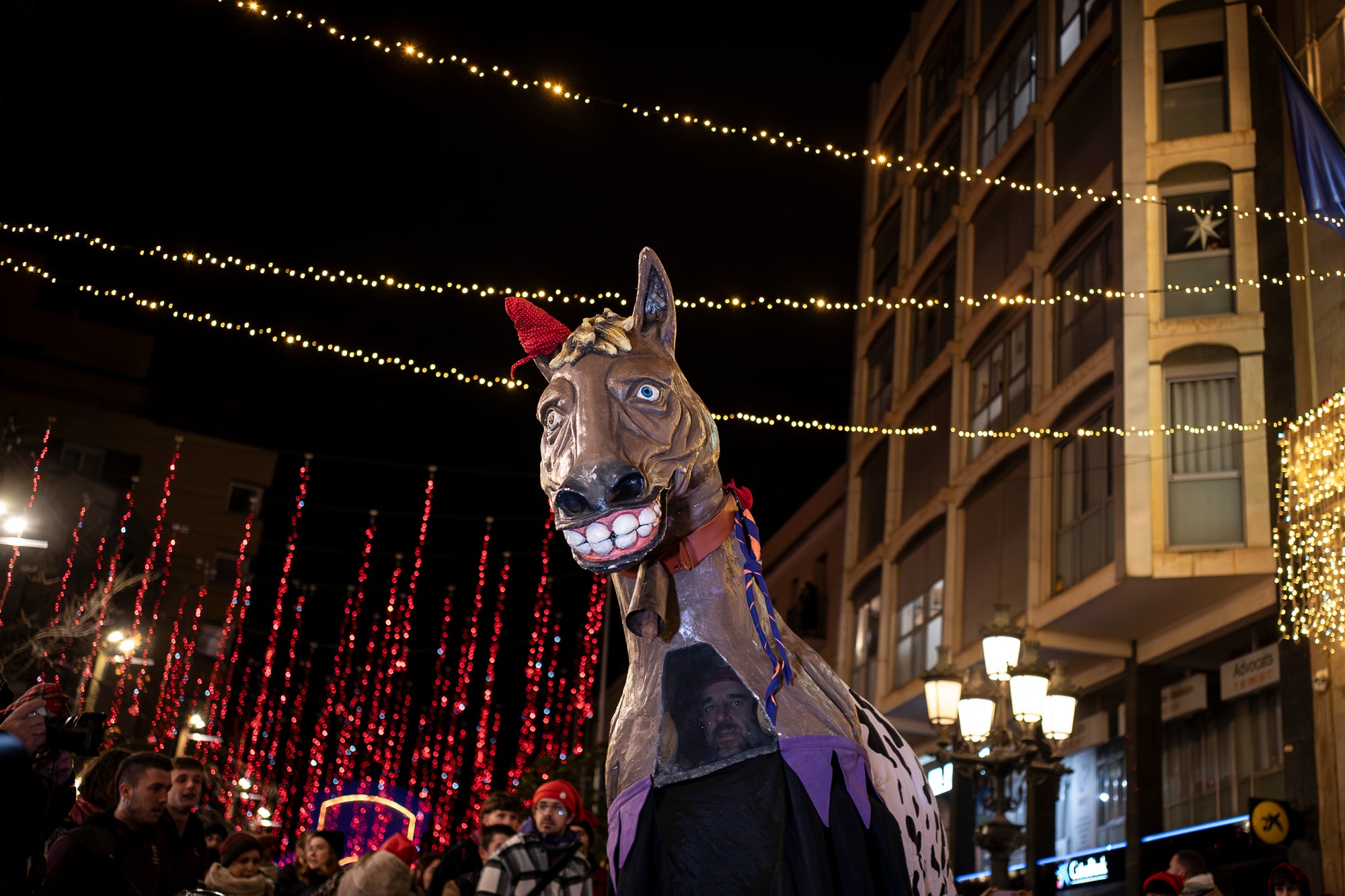 El Raval de Montserrat ha estat l’epicentre de la Segona Baixada de les Vaques, un acte festiu i popular que ha captivat l’esperit local amb la seva combinació de tradició, cultura i diversió. La jornada combina cercavila, música, ambient festiu i un sopar popular a Cal Reig, en un esdeveniment que és totalment obert i participatiu. La Mulassa i Gegants Bojos i, com no, les vaques amb els seus pastors, han estat els protagonistes