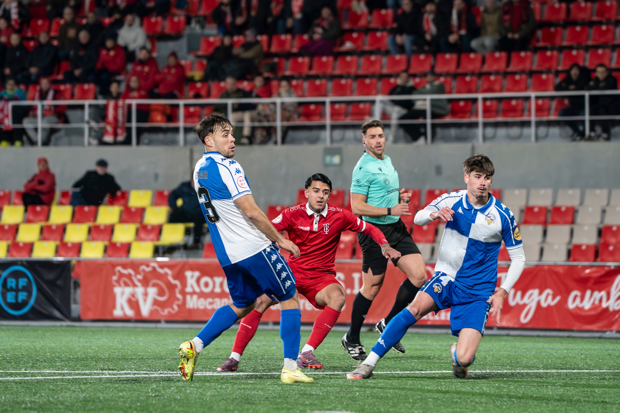 El futbol ha estat cruel amb el Terrassa FC. L’equip d’Oriol Alsina ha fet un gran partit i ha competit molt bé contra un equip que és líder de Primera Federació, el CE Sabadell, però ha acabat perdent a la tanda de penals dels quarts de final de la Copa Catalunya. Els egarencs han completat una gran primera meitat per marxar al descans amb dos gols d’avantatge. Tot i això, els arlequinats han remuntat a la segona. Ortega primer, i Godoy quan faltaven deu segons perquè acabés l’encontre, han posat l’empat al marcador. Ja després, Aythami i Barrero han fallat els seus penals i el conjunt arlequinat ha completat la remuntada.
