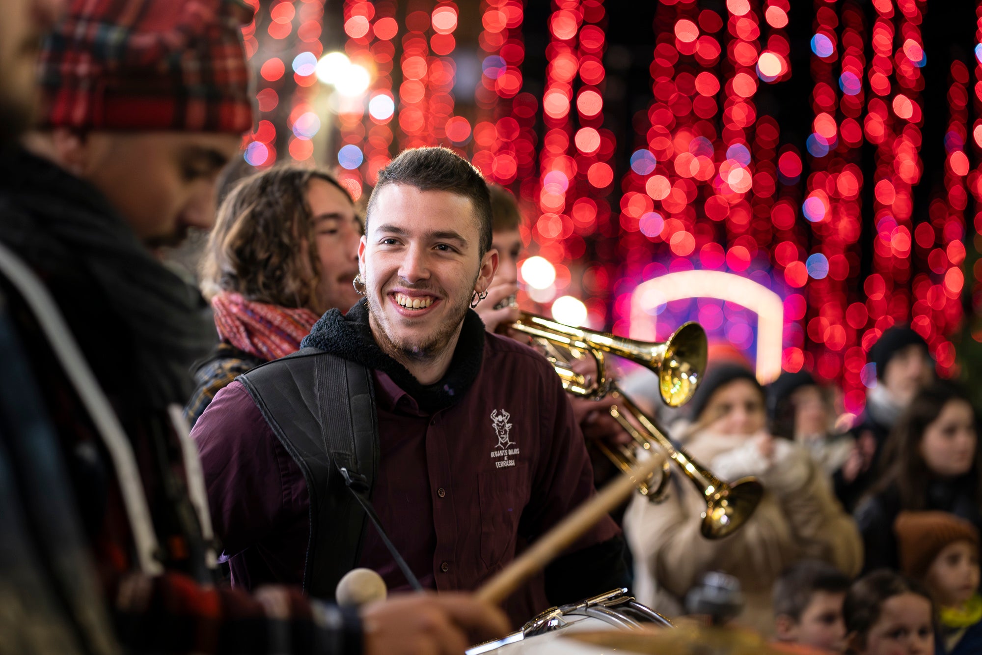 El Raval de Montserrat ha estat l’epicentre de la Segona Baixada de les Vaques, un acte festiu i popular que ha captivat l’esperit local amb la seva combinació de tradició, cultura i diversió. La jornada combina cercavila, música, ambient festiu i un sopar popular a Cal Reig, en un esdeveniment que és totalment obert i participatiu. La Mulassa i Gegants Bojos i, com no, les vaques amb els seus pastors, han estat els protagonistes