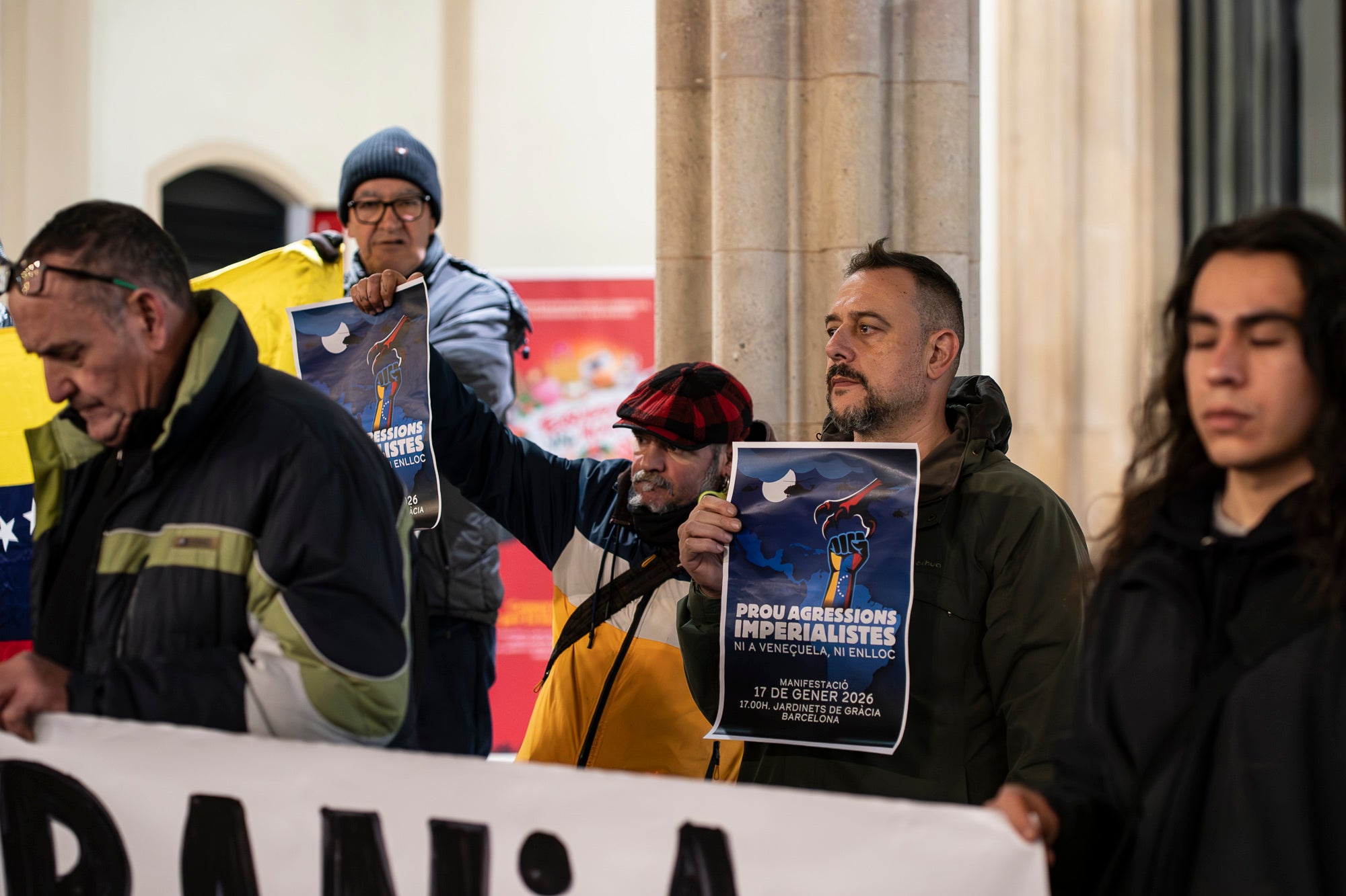 Acte de protesta aquest divendres, dia 16 de gener, davant de l’Ajuntament de Terrassa contra la intervenció militar dels EUA a la República Bolivariana de Veneçuela, del passat 3 de gener. La concentració ha estat convocada pel Comitè Bolivarià de Terrassa ha demanat a la Unió Europea mediar per una resolució diplomàtica i pacífica dels conflictes, “trencant amb el vassallatge i la dependència dels Estats Units”, així com ha exigit l’alliberament “immediat” del president Nicolás Maduro i de la diputada Cilia Flores. 