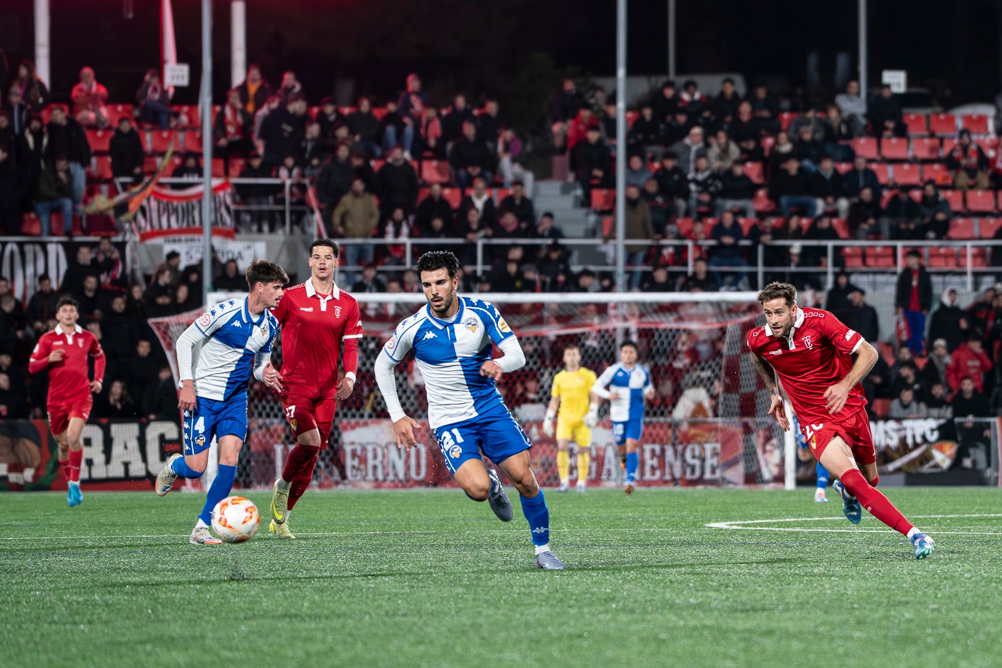 El futbol ha estat cruel amb el Terrassa FC. L’equip d’Oriol Alsina ha fet un gran partit i ha competit molt bé contra un equip que és líder de Primera Federació, el CE Sabadell, però ha acabat perdent a la tanda de penals dels quarts de final de la Copa Catalunya. Els egarencs han completat una gran primera meitat per marxar al descans amb dos gols d’avantatge. Tot i això, els arlequinats han remuntat a la segona. Ortega primer, i Godoy quan faltaven deu segons perquè acabés l’encontre, han posat l’empat al marcador. Ja després, Aythami i Barrero han fallat els seus penals i el conjunt arlequinat ha completat la remuntada.