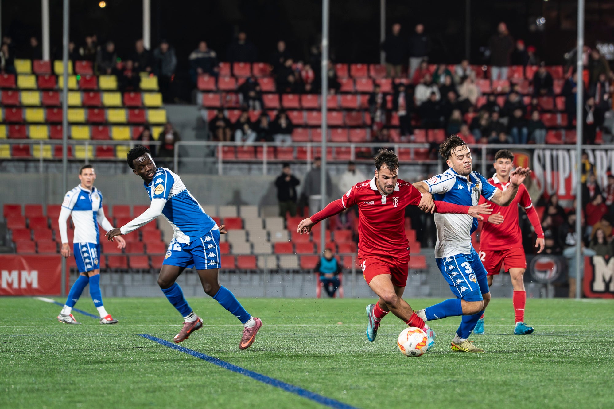 El futbol ha estat cruel amb el Terrassa FC. L’equip d’Oriol Alsina ha fet un gran partit i ha competit molt bé contra un equip que és líder de Primera Federació, el CE Sabadell, però ha acabat perdent a la tanda de penals dels quarts de final de la Copa Catalunya. Els egarencs han completat una gran primera meitat per marxar al descans amb dos gols d’avantatge. Tot i això, els arlequinats han remuntat a la segona. Ortega primer, i Godoy quan faltaven deu segons perquè acabés l’encontre, han posat l’empat al marcador. Ja després, Aythami i Barrero han fallat els seus penals i el conjunt arlequinat ha completat la remuntada.